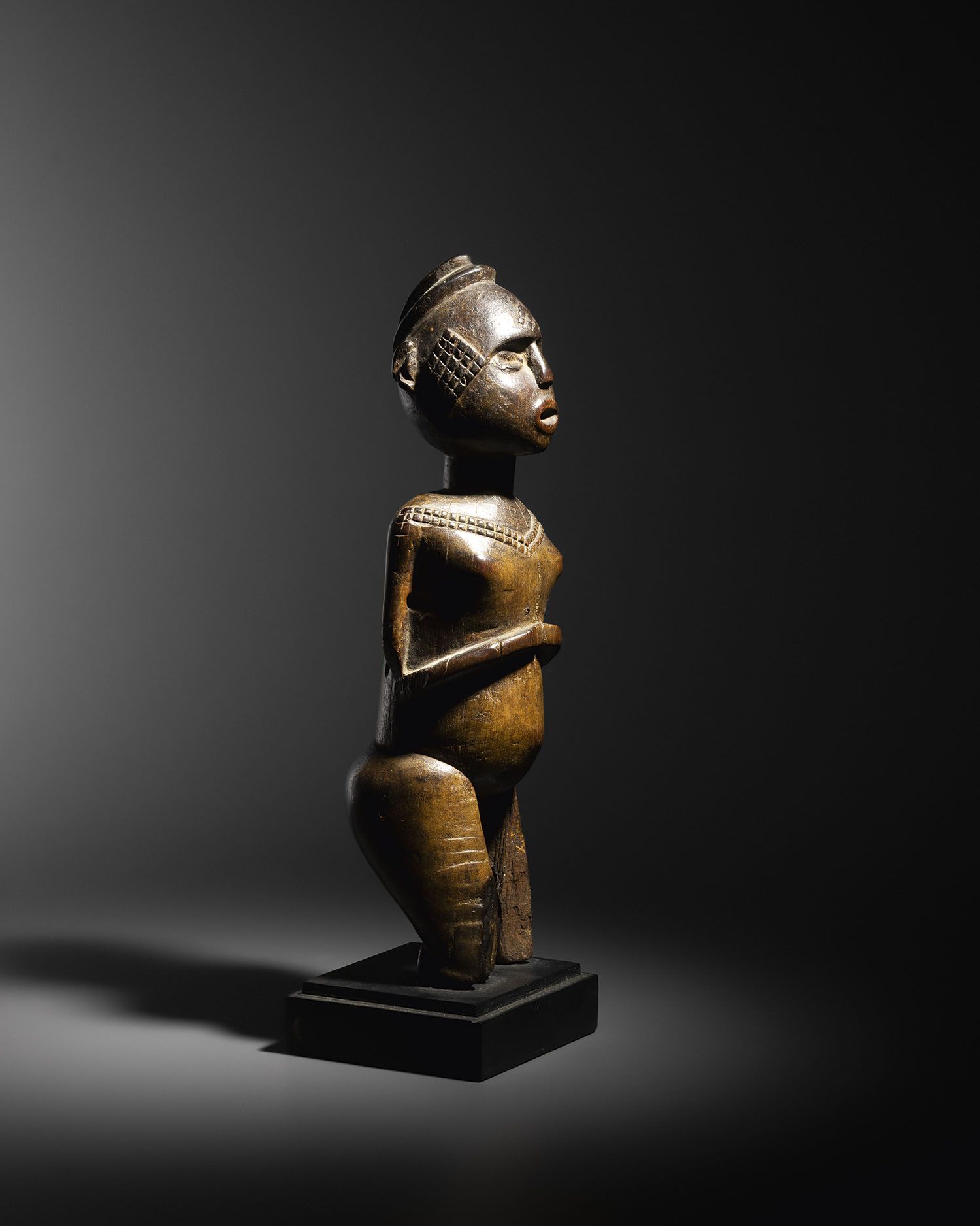 Null Sundi-Fetisch, Demokratische Republik Kongo
Holz
H. 22 cm 
Sundi rattle, De&hellip;