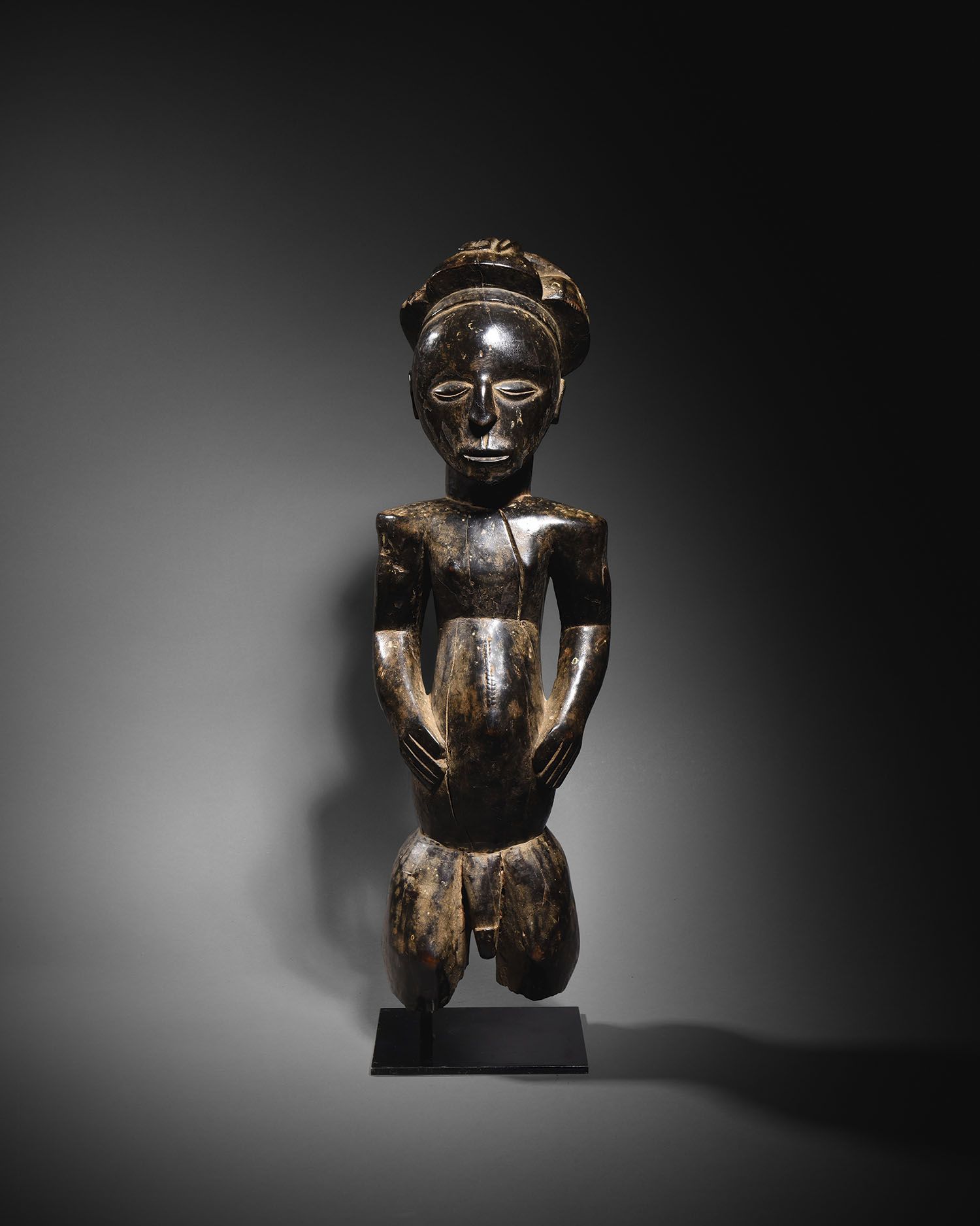 Null 
亨巴族祖先像, Nembo de la Luika, 刚果民主共和国

具有深色、有光泽、黑褐色铜锈的木材

H.61 cm - L. 19 cm
&hellip;