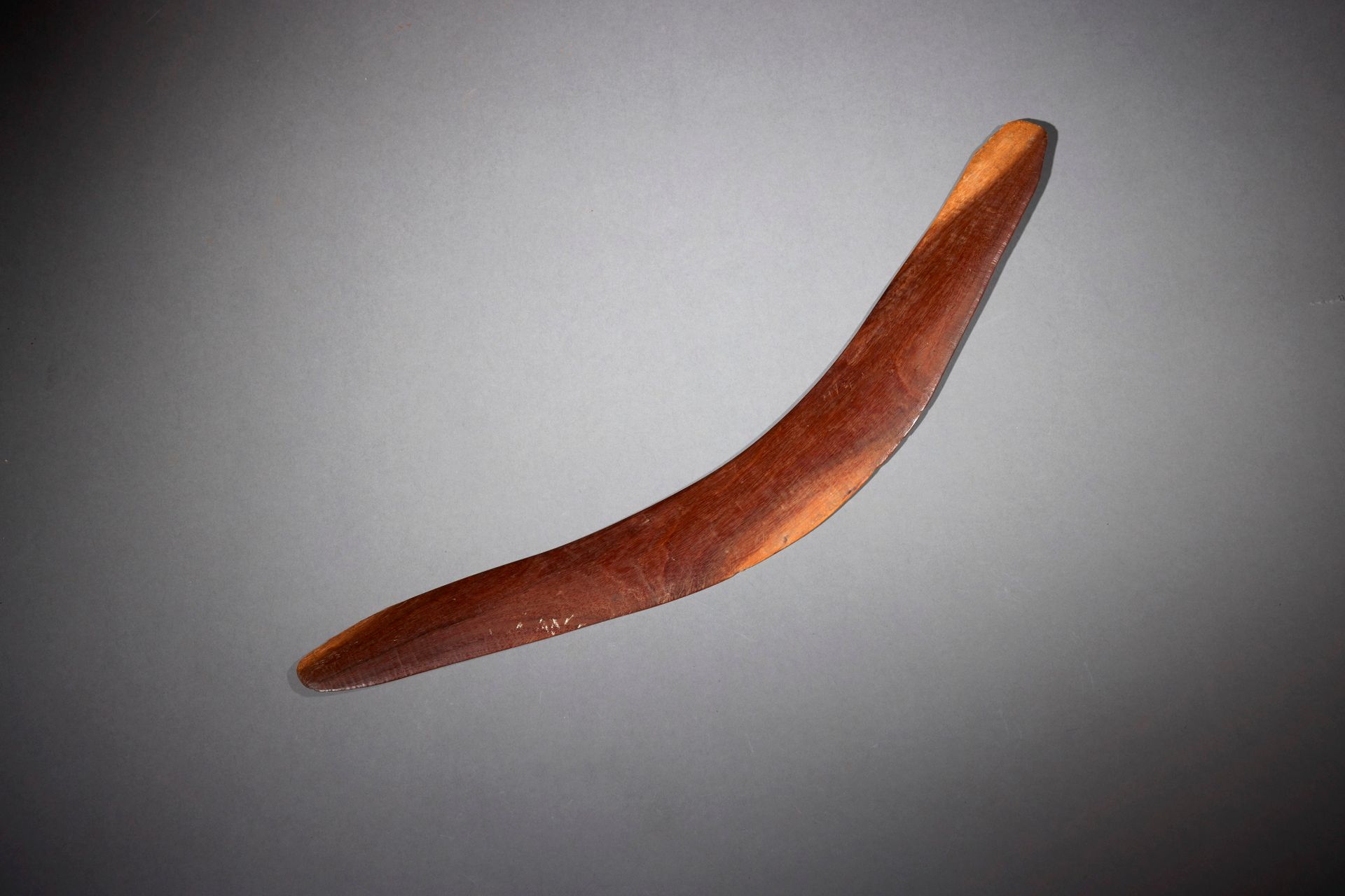 Null Bumerang, Australien
Hartholz
L. 49,5 cm 
Bumerang, Australien
L. 19 1/2 in