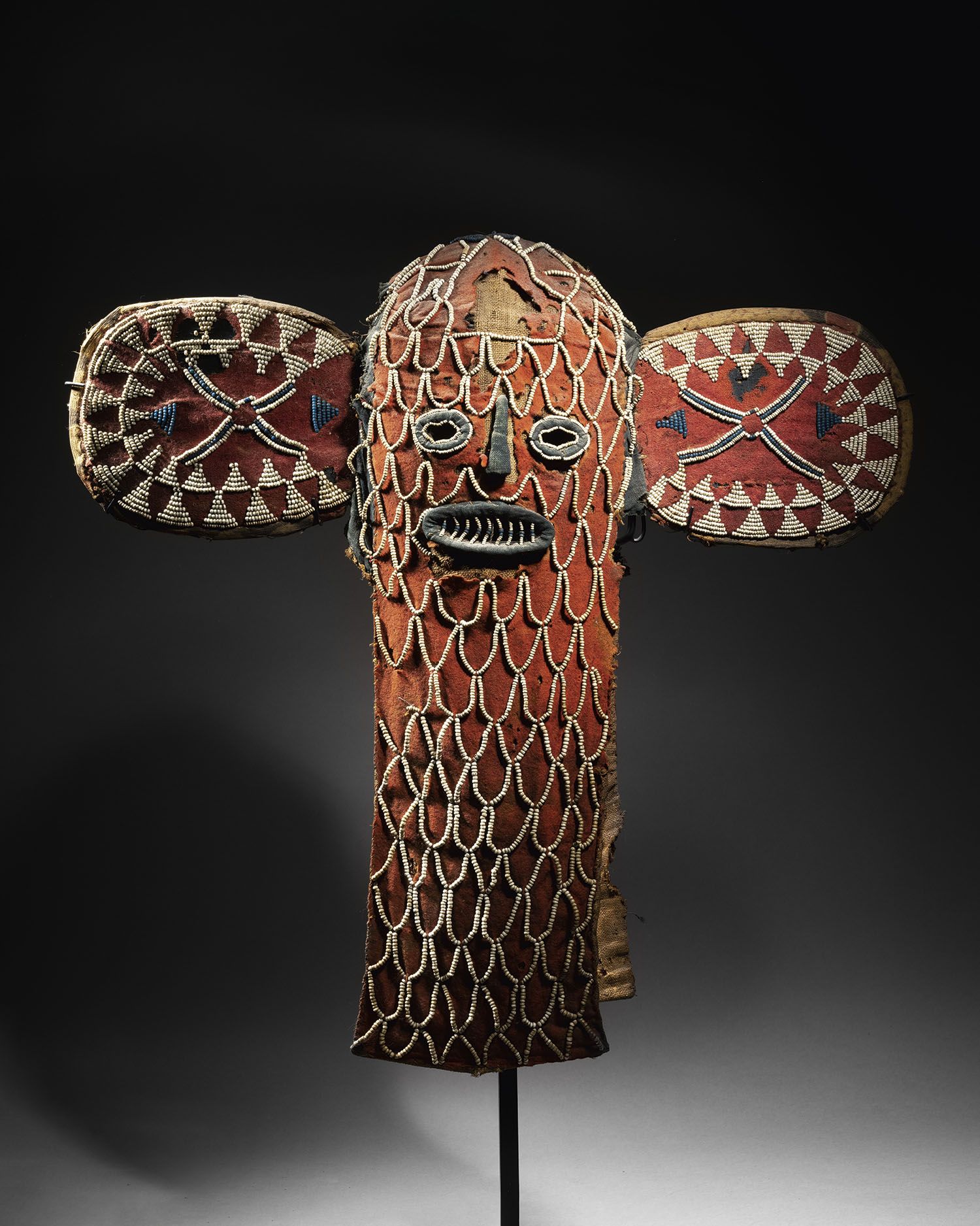 Null Bamileke-Kopfmaske, Kamerun 
Farbige Perlen, Stoff 
H. 64 cm 
Bamileke hood&hellip;