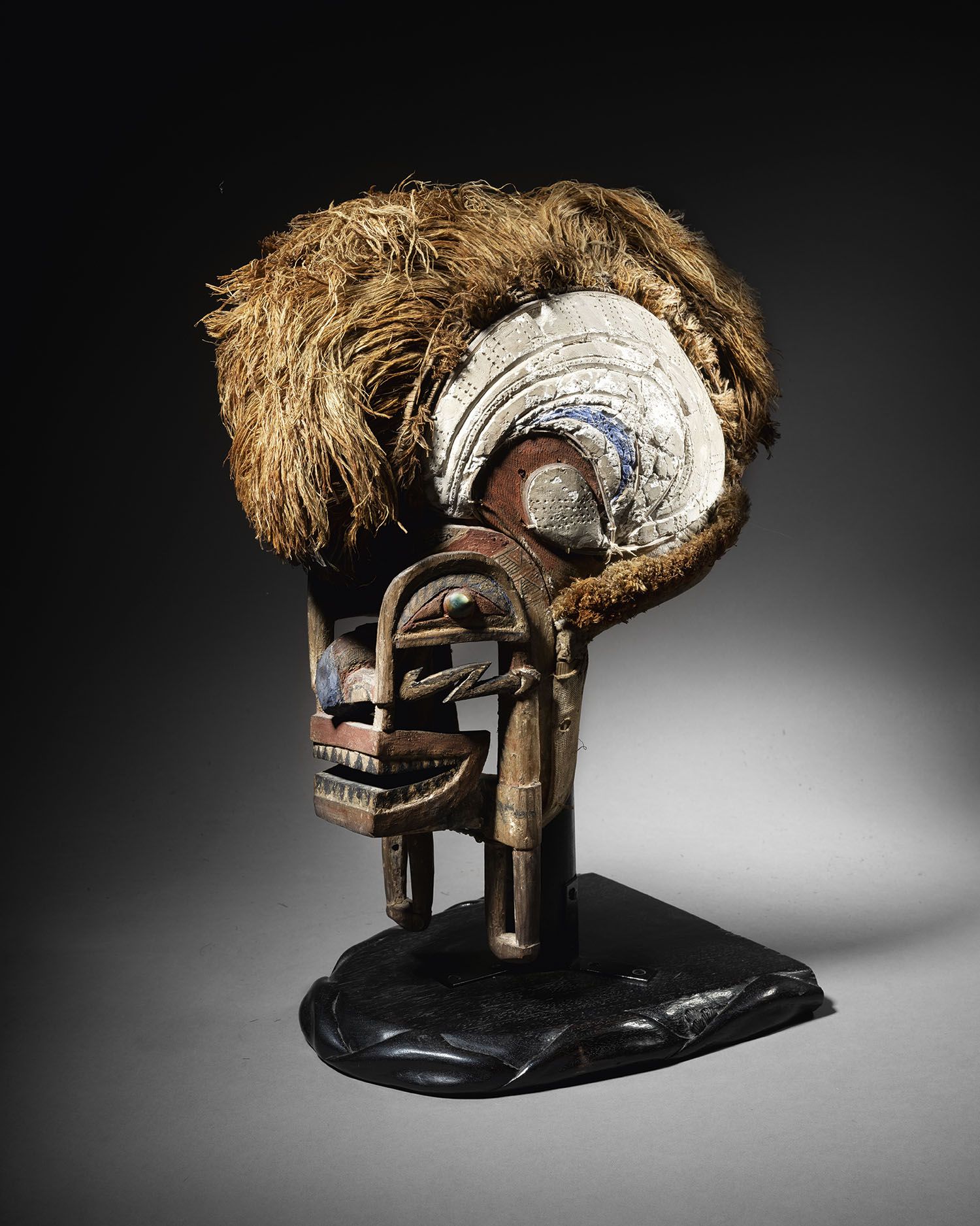 Null Tatanua mask, New Ireland
Wood, feathers, shell opercules (Turbo petholatus&hellip;