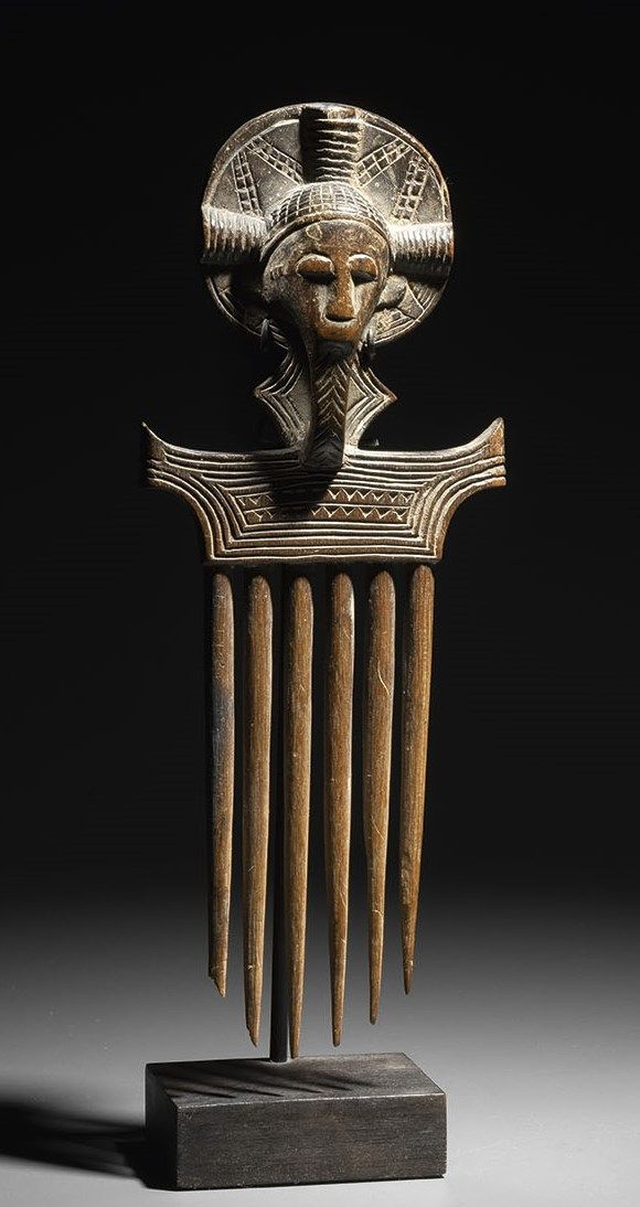 Null Attié-Kamm, Republik Elfenbeinküste
Holz, helle Patina
H. 21 cm 
Attie comb&hellip;