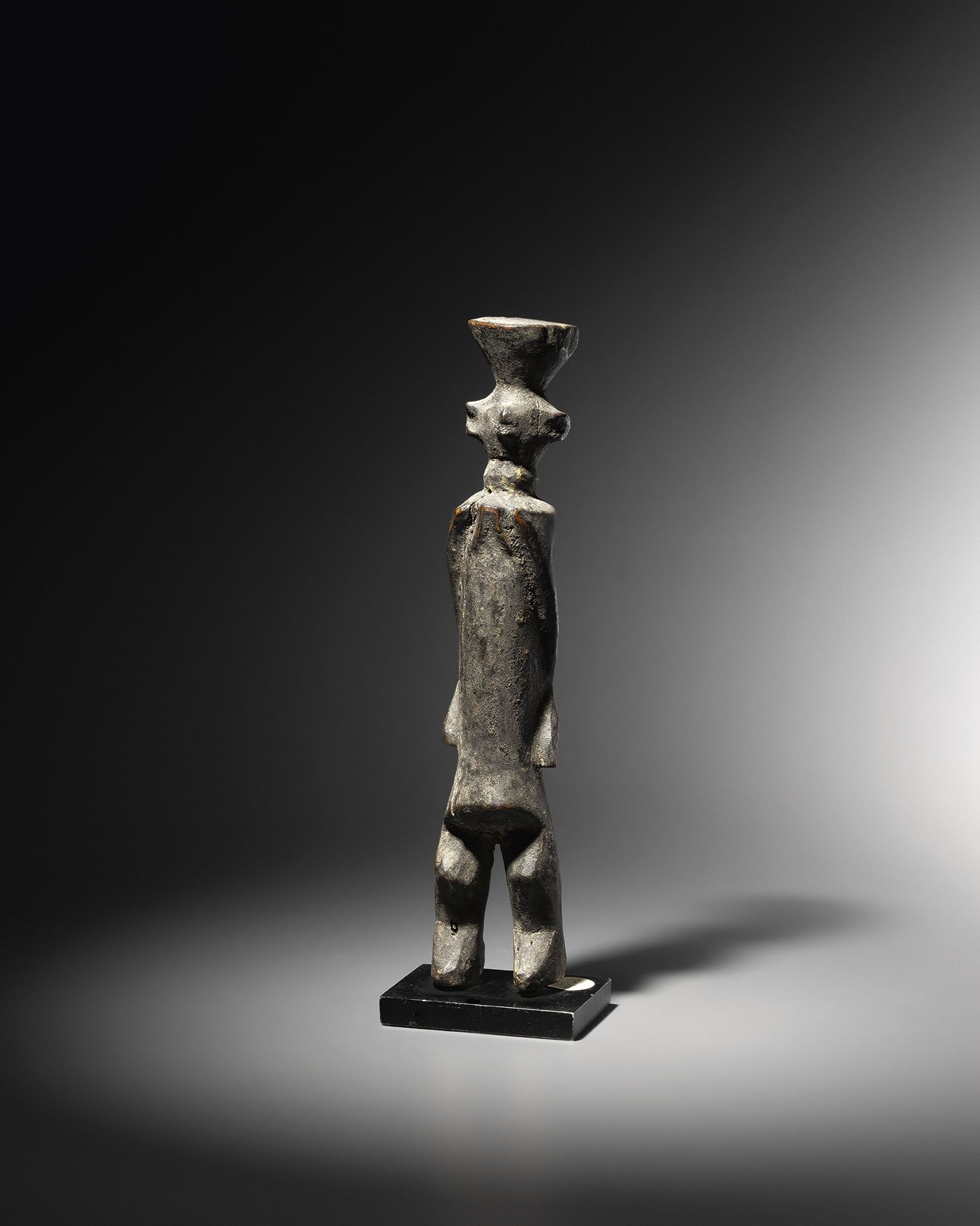 Null Statuetta Chamba, Nigeria 
Legno, patina nera leggermente crostosa
H. 24 cm&hellip;