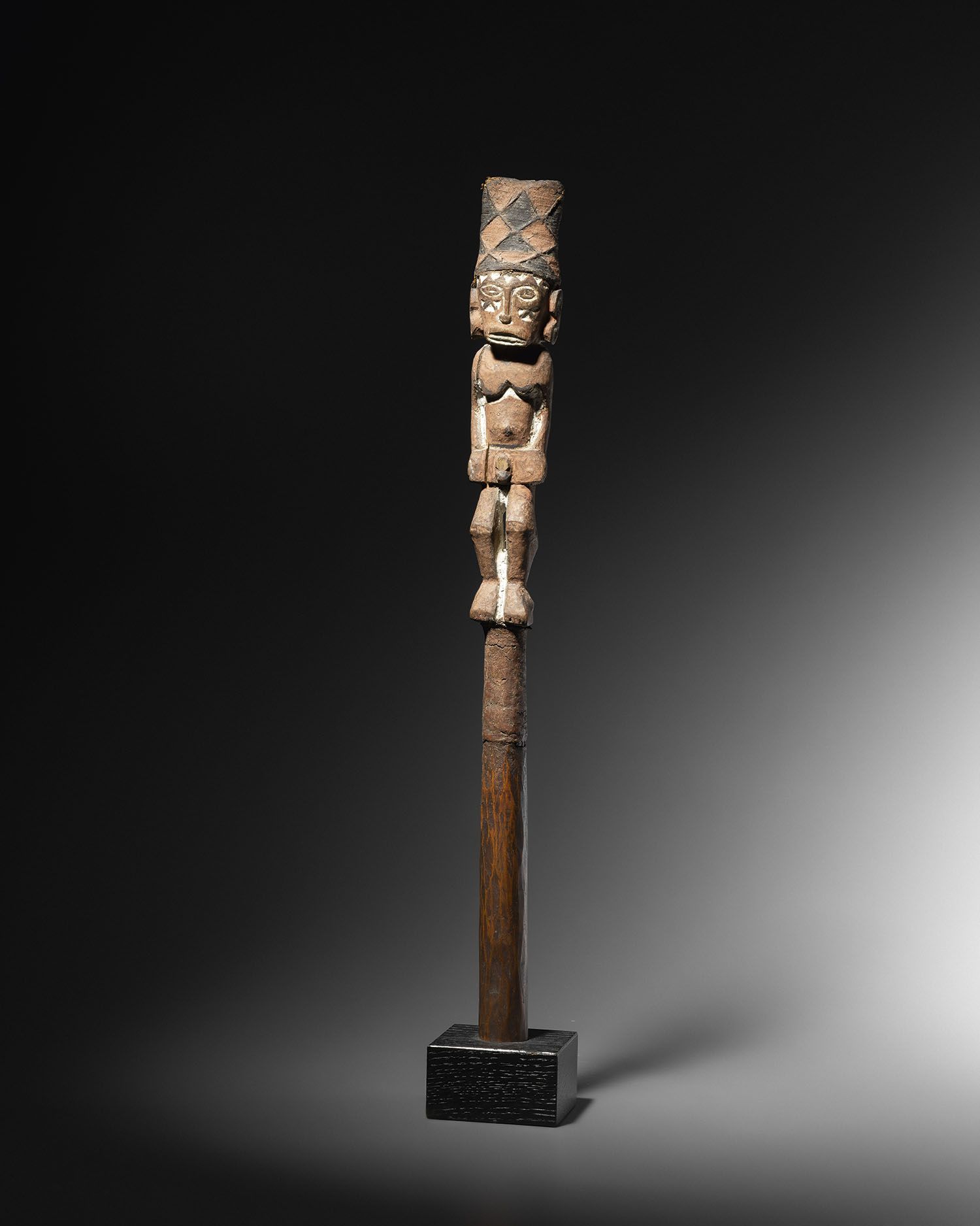 Null 仪式用的矛顶，金钟岛，俾斯麦群岛，巴布亚新几内亚
木材，纤维，颜料
高38，5厘米
仪式用的顶杖，巴布亚新几内亚
高。15 3/16 in
出处：
-&hellip;