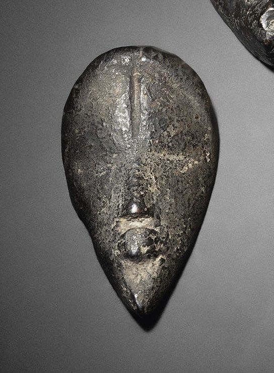 Null Miniature Dan mask, Ivory Coast 
Wood, black crusty patina
H. 7,5 cm
Miniat&hellip;