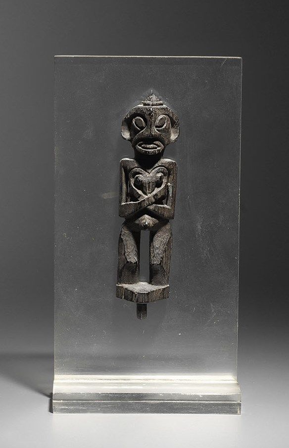 Null 达雅克护身符，婆罗洲
木头
高9.5厘米
达雅克护身符，婆罗洲
高3.3/4英寸
这个雕像可能是由拟人或放大的护身符、易货珠和动物牙齿组成的项链的一部&hellip;
