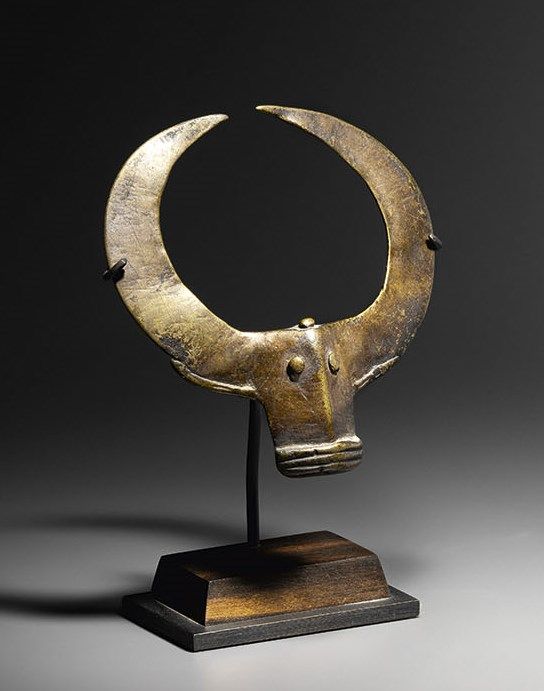 Null Senufo Nyi-kar-yi ring, Ivory Coast 
Brass
H. 9 cm
Senufo Nyi-kar-yi ring, &hellip;