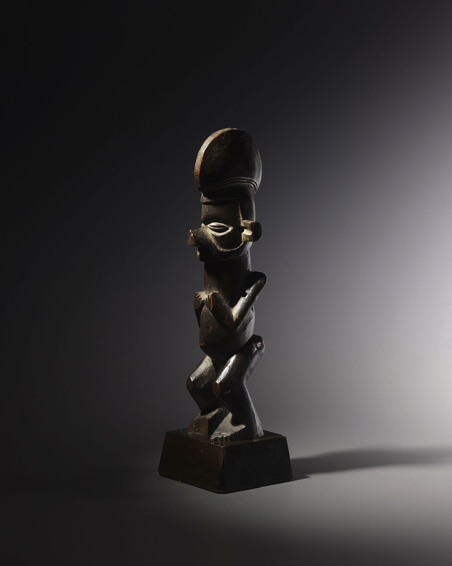 Null Statuette Yaka, République démocratique du Congo
Bois à patine brune glacée&hellip;