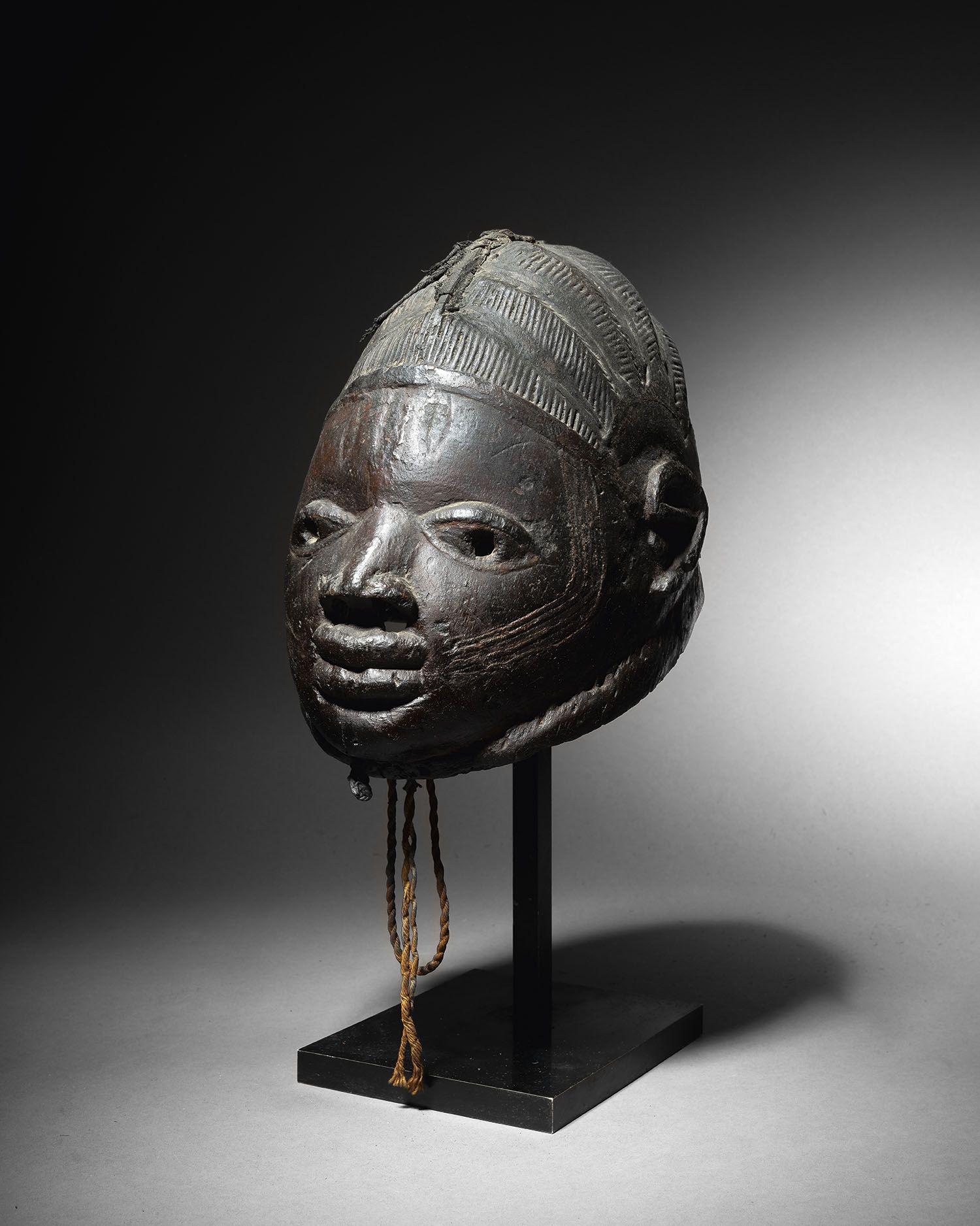 Null 尼日利亚Gelede面具
木质
高32厘米
尼日利亚Gelede面具
高12 5/8英寸
美丽且非常古老的Gelede面具。女性面孔，发型由小辫子组成&hellip;