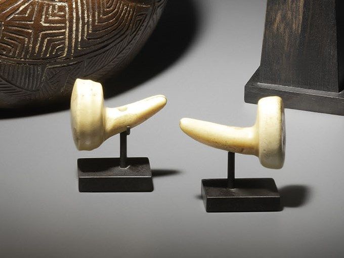 Null * Pair of earrings (Ha'akai), Marquesas Islands 
Marine ivory 
L. 4,5 cm
Pa&hellip;