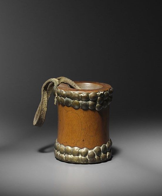 Null Chokwe mortar, Republic of Angola 
Wood, leather and metal
H. 6,5 cm
Chokwe&hellip;
