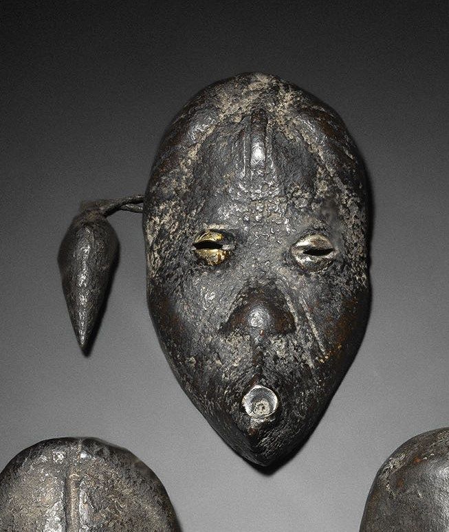 Null Miniatur-Dan-Maske, Republik Elfenbeinküste 
Holz, schwarze Patina, leicht &hellip;