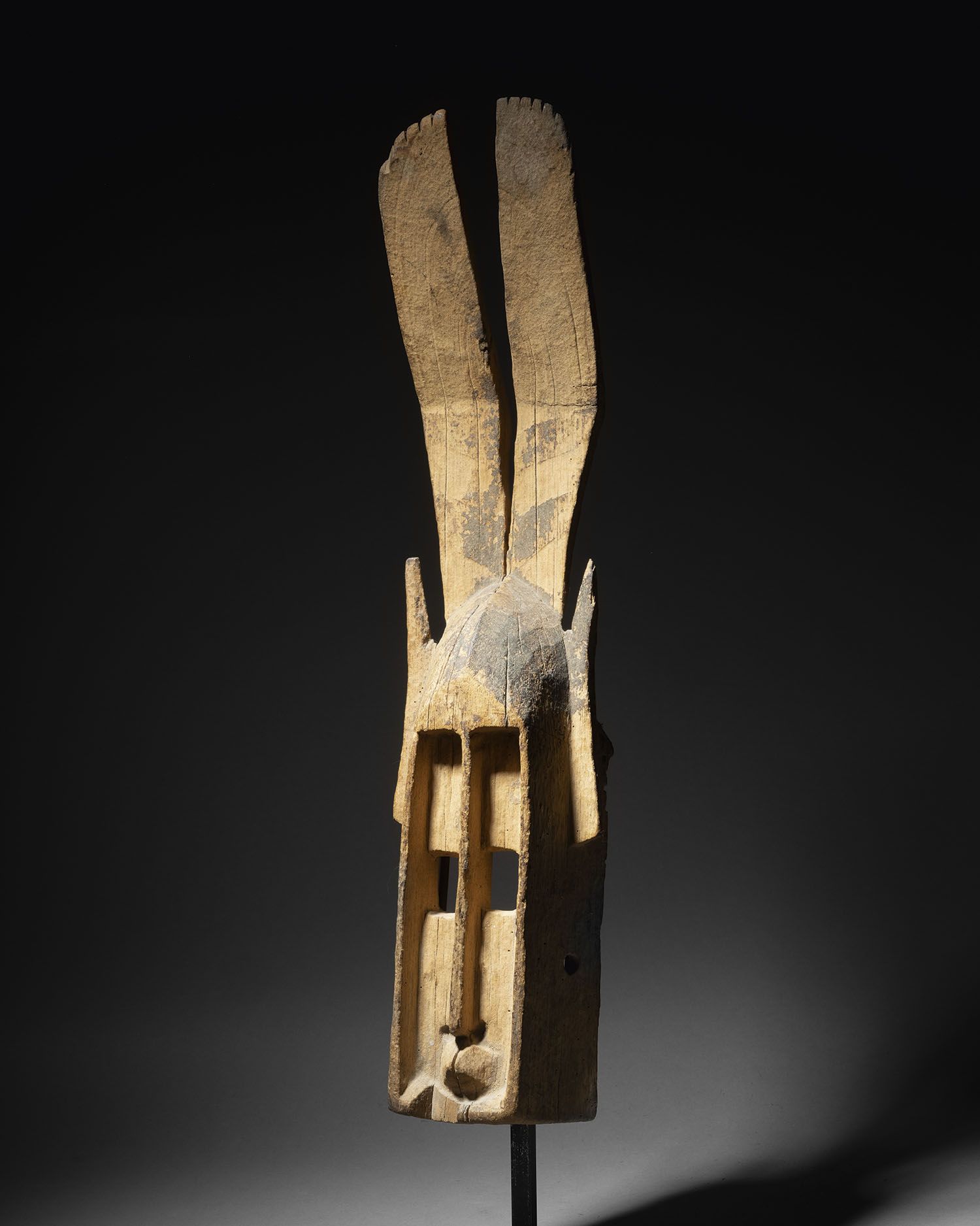 Null Maschera di cervidi Gomintogo Sanga, Dogon, Mali 
Legno, pigmenti
H. 66 cm
&hellip;