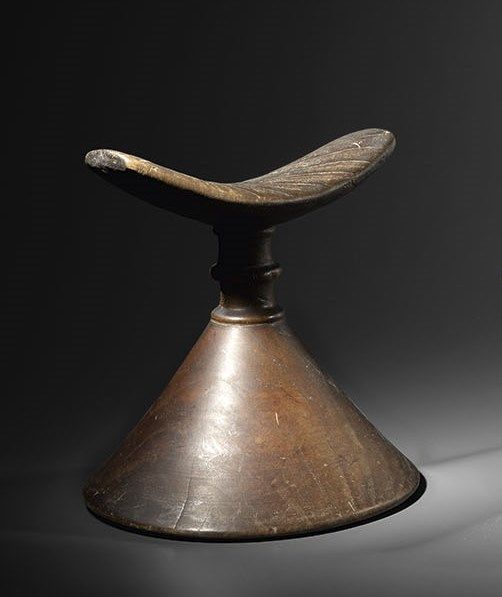 Null Poggiatesta Oromo, Etiopia 
Legno, patina marrone 
H. 17 cm 
Poggiatesta Or&hellip;