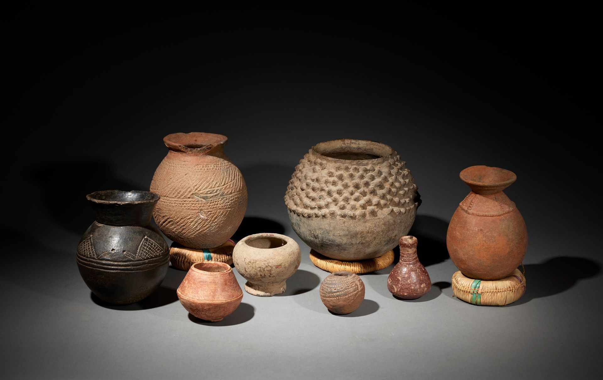 Null 八个花瓶

马里、布基纳法索、尼日尔

陶器

H.6至22厘米



一套八个陶土容器，有各种形状和装饰。大部分都有一些缺口和轻微损坏。