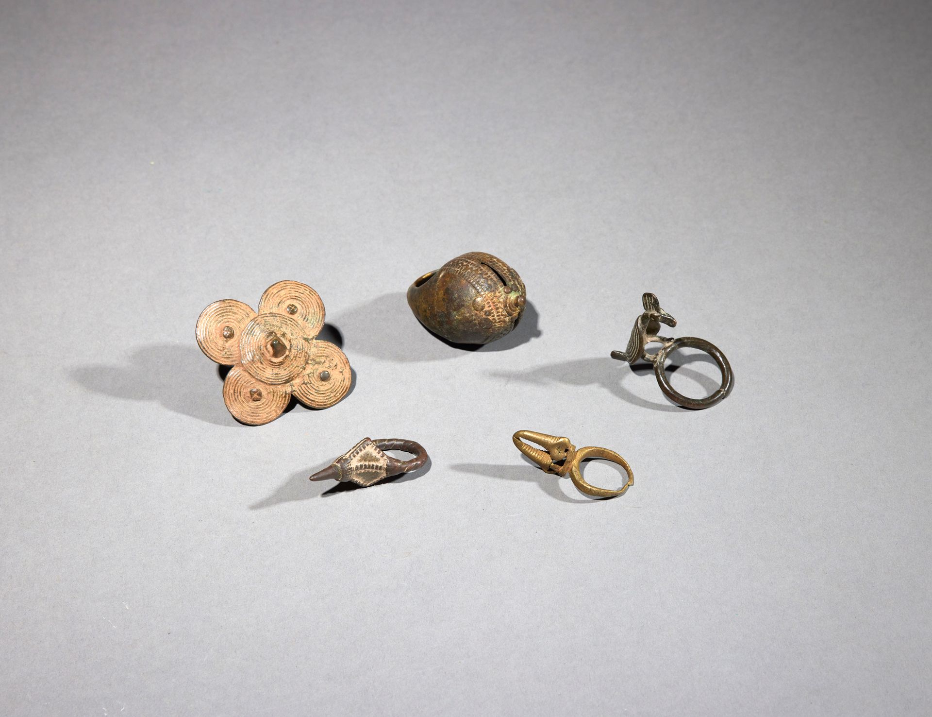 Null 五环

象牙海岸/布基那法索

铜质

H.4.4至6.3厘米



一套五个铜环，有些有几何装饰，一个有鸟，一个有螃蟹爪子。