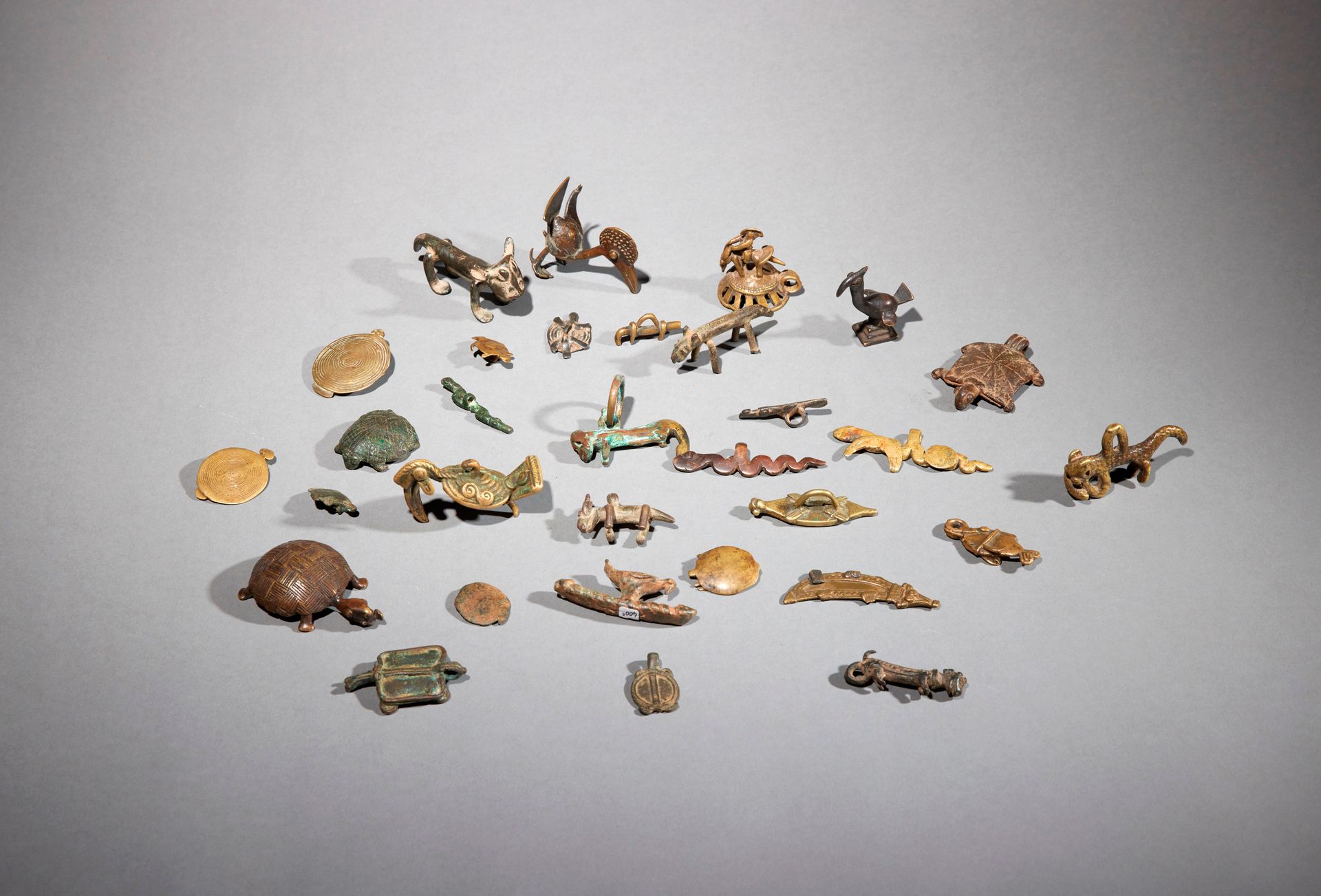 Null 三十一件文物

西非

铜质

H.2.8至7.8厘米



一套三十一件不同来源的青铜器（吊坠、砝码、雕像等）。