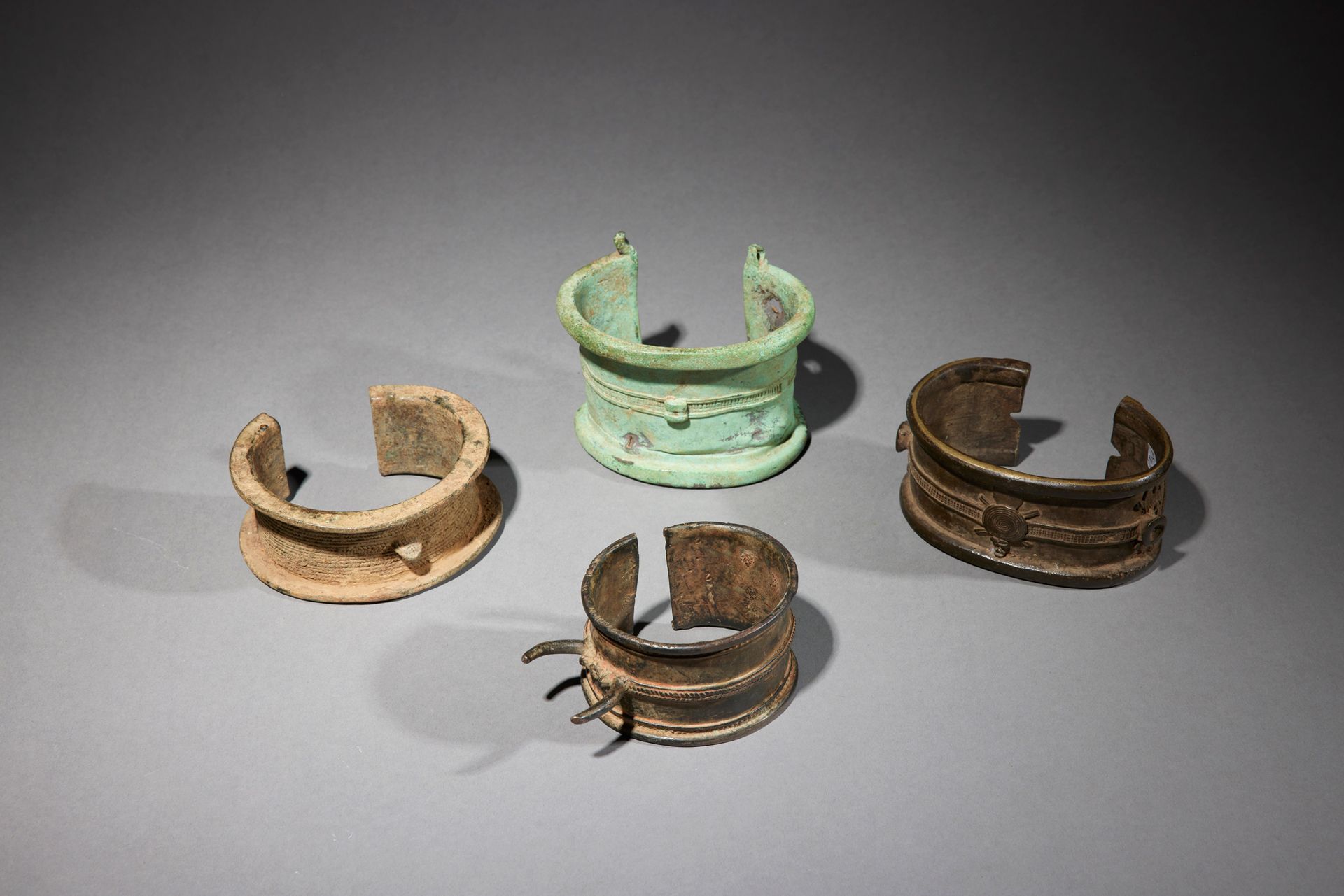 Null 四个Senufo手镯

象牙海岸

铜质

长8至10.6厘米



一套四件Senufo青铜手镯，袖口形式，有浮雕装饰。