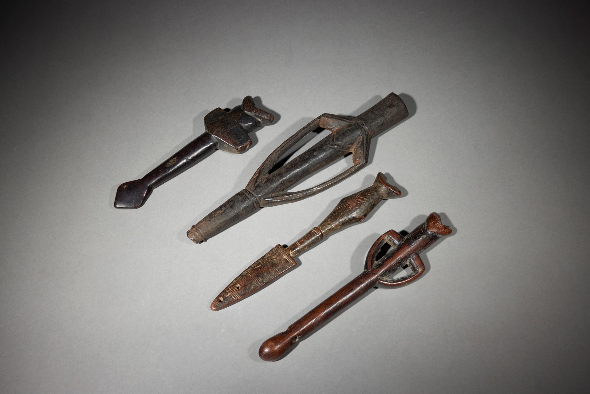 Null 四支长笛

布基纳法索

木头

H.21至30厘米



一套四支长笛，分别源自莫西、布瓦和努纳。因使用而产生的美丽铜锈。