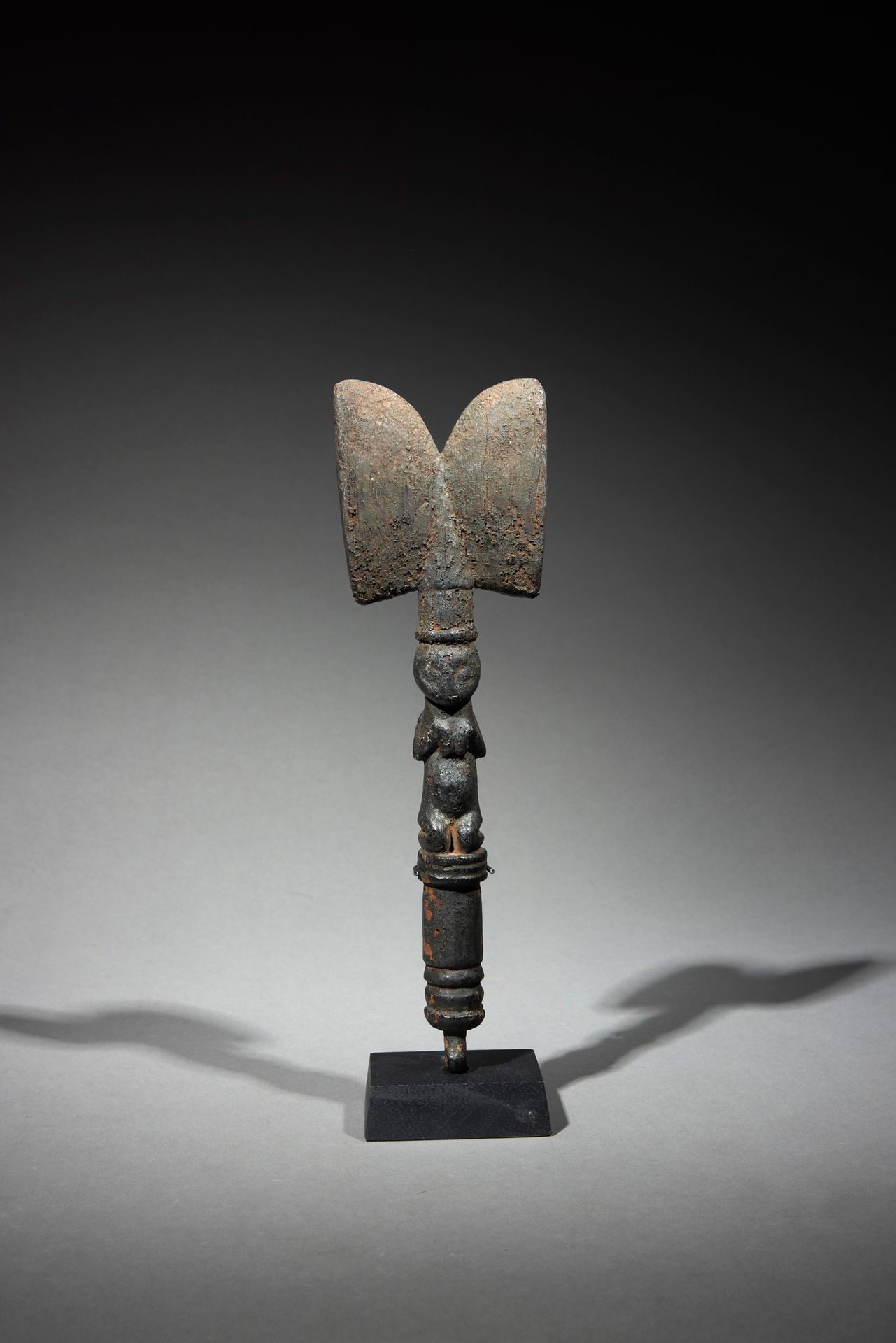 Null 约鲁巴权杖

尼日利亚

木头

H.28.5厘米



Shango oshe权杖代表一个跪着的女性形象，双手放在胸前，头顶上有Shango神的双斧&hellip;