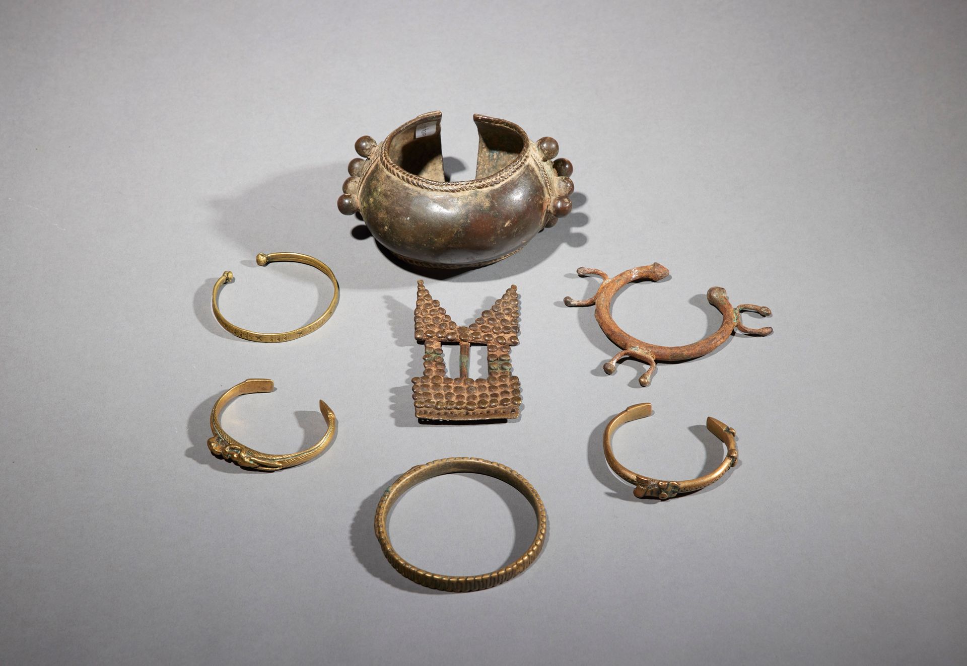 Null 七件文物

西非

铜质

长6.5至12.5厘米



一套七件青铜器，包括六个手镯和一个青铜皮带扣。