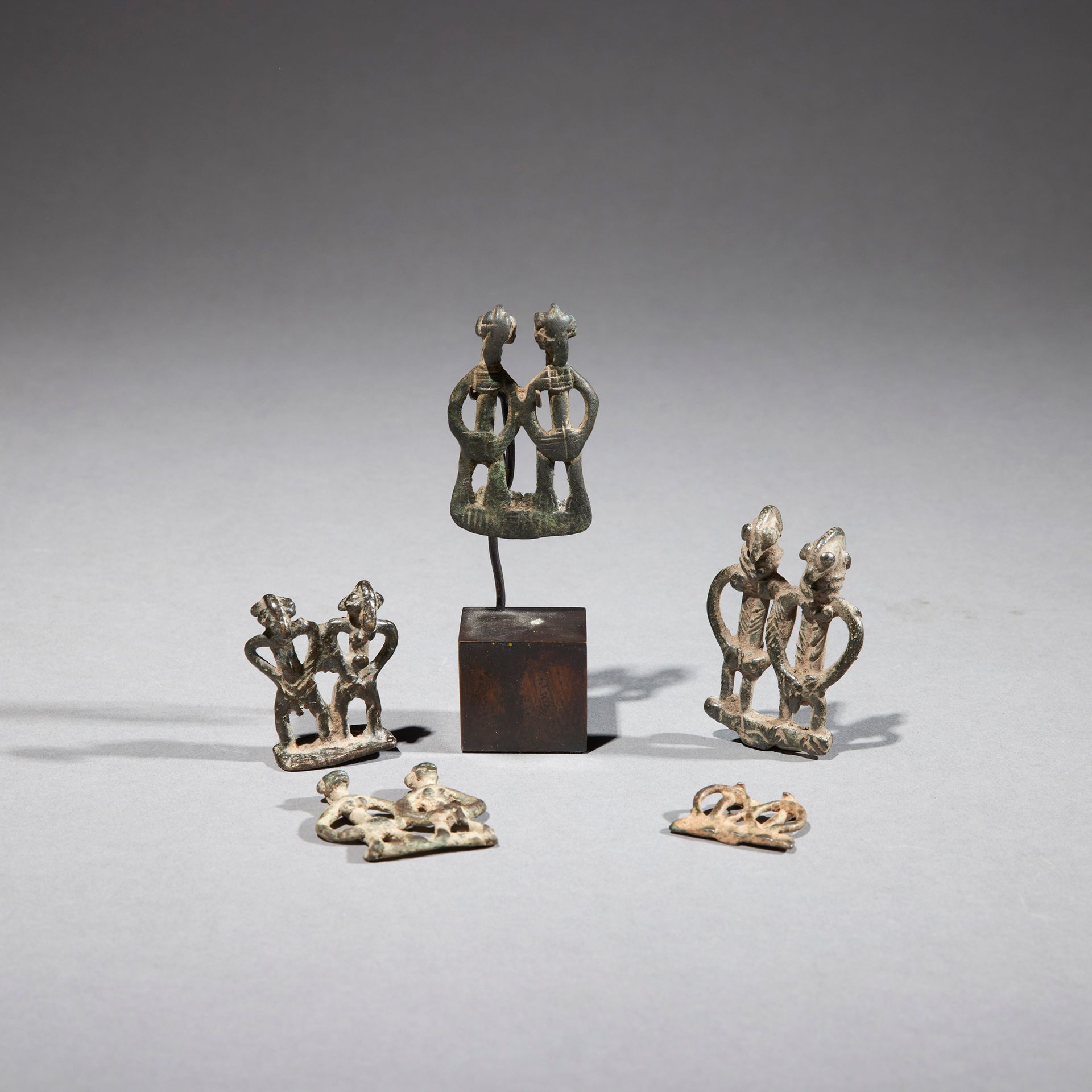 Null 五个塞努弗护身符

象牙海岸

铜质

H.2.2至5厘米



一套五个塞努弗铜制护身符，每个都有两个人物。