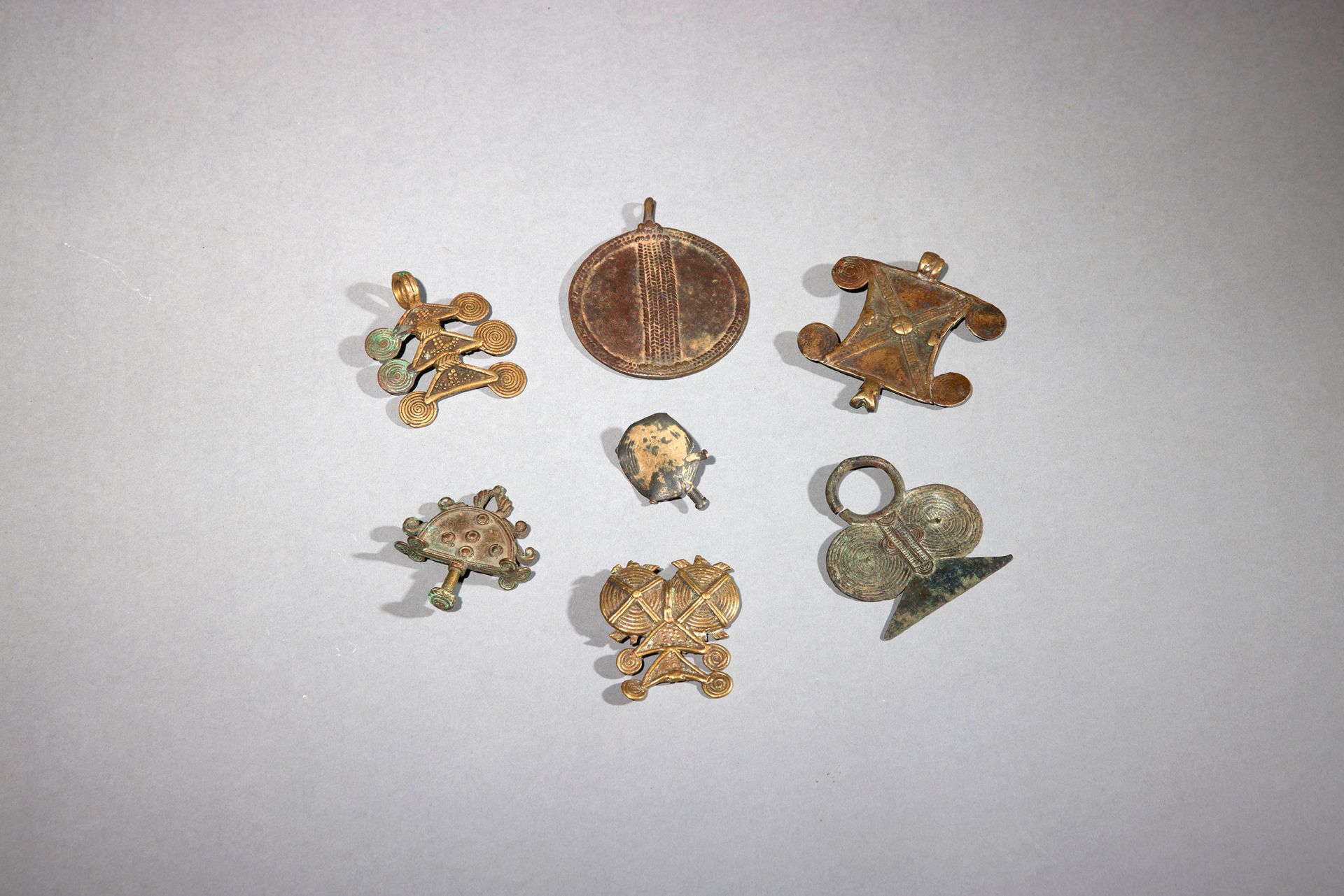 Null 七个吊坠

布基纳法索

铜质

长4至7.8厘米



一套七件来自布基纳法索的青铜吊坠，包括Gurunsi。