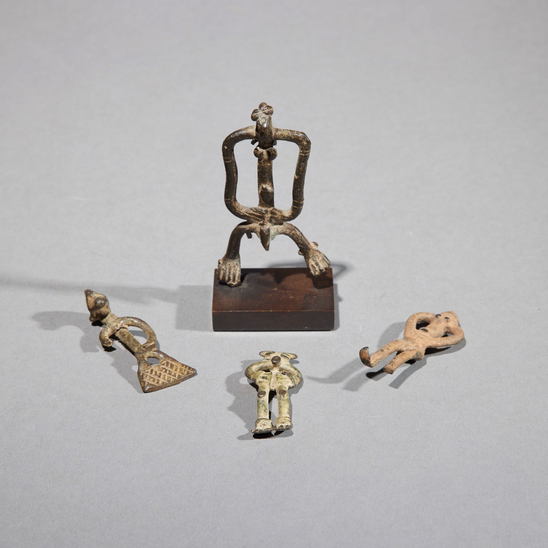 Null 四个塞努弗护身符

象牙海岸

铜质

H.4.3至7.1厘米



一套四件塞努弗铜制护身符，显示拟人化的形象。