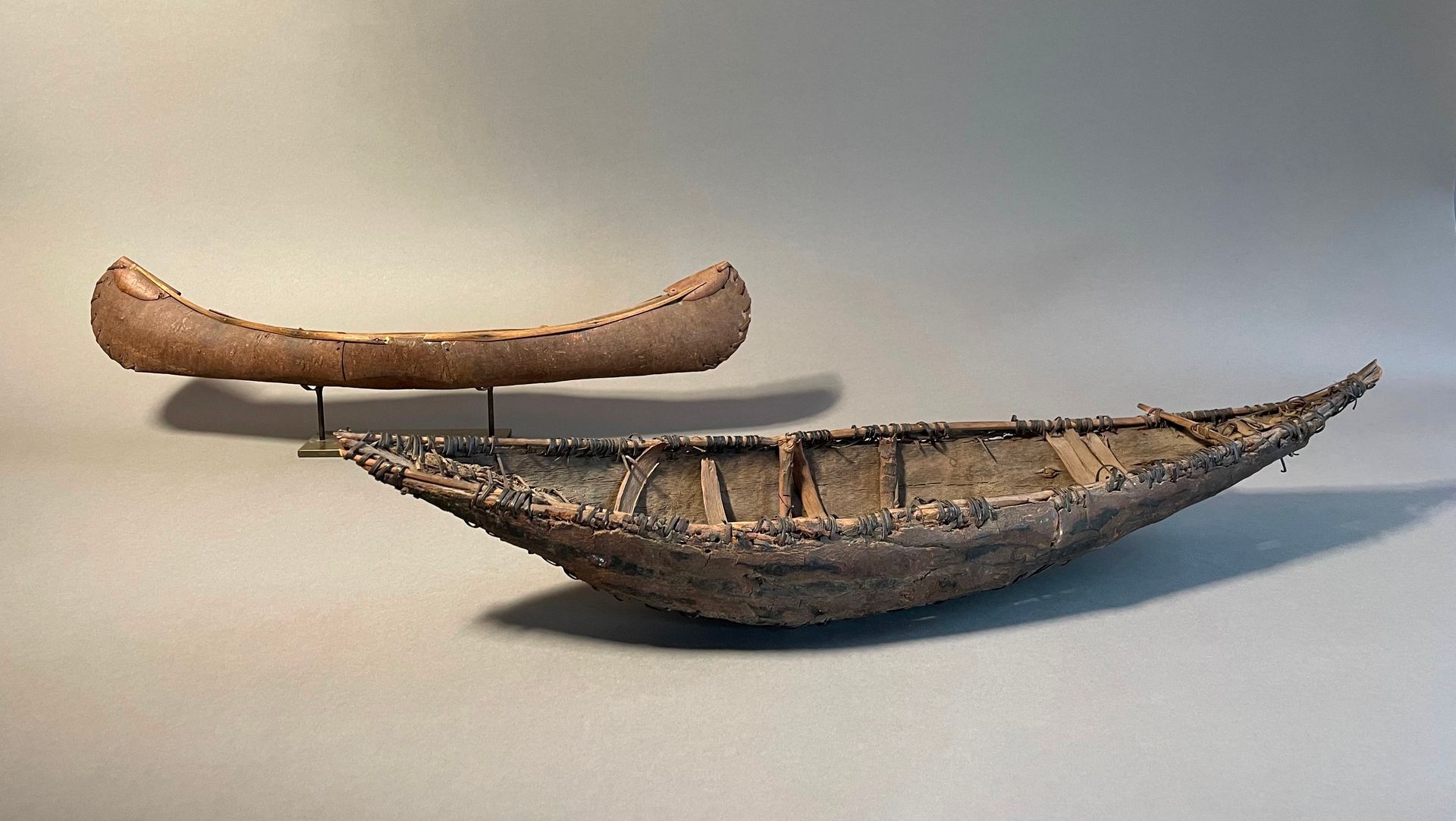 Null 两艘微型爱斯基摩独木舟

加拿大

木头

长50和60厘米



两只由树皮碎片缝制而成的小船，用植物纤维结扎和钉子连接。其中一只独木舟上的旧的难以&hellip;