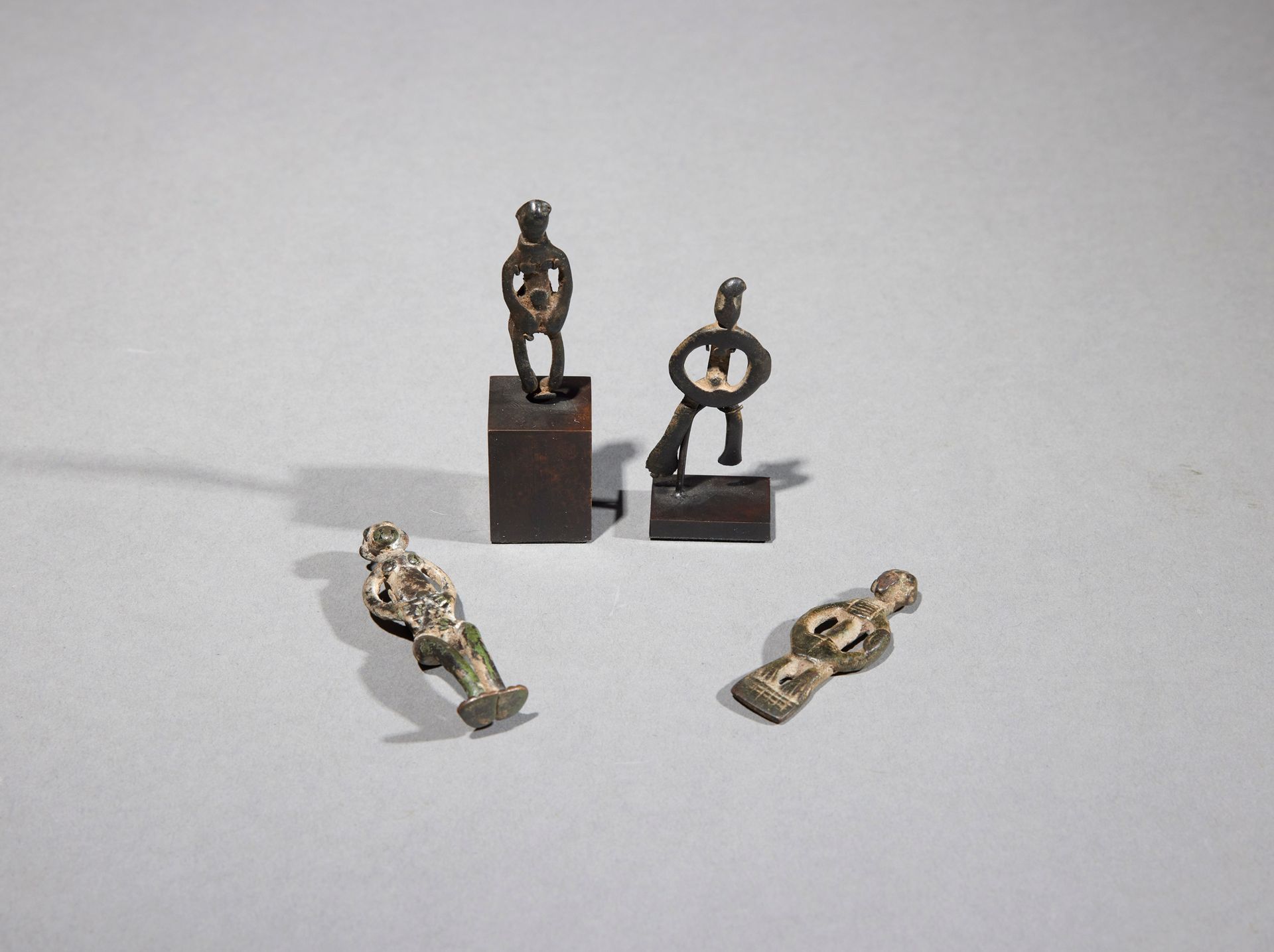 Null 四个塞努弗护身符

象牙海岸

铜质

H.4.5至6厘米



一套四件塞努弗铜制护身符，显示拟人化的形象。
