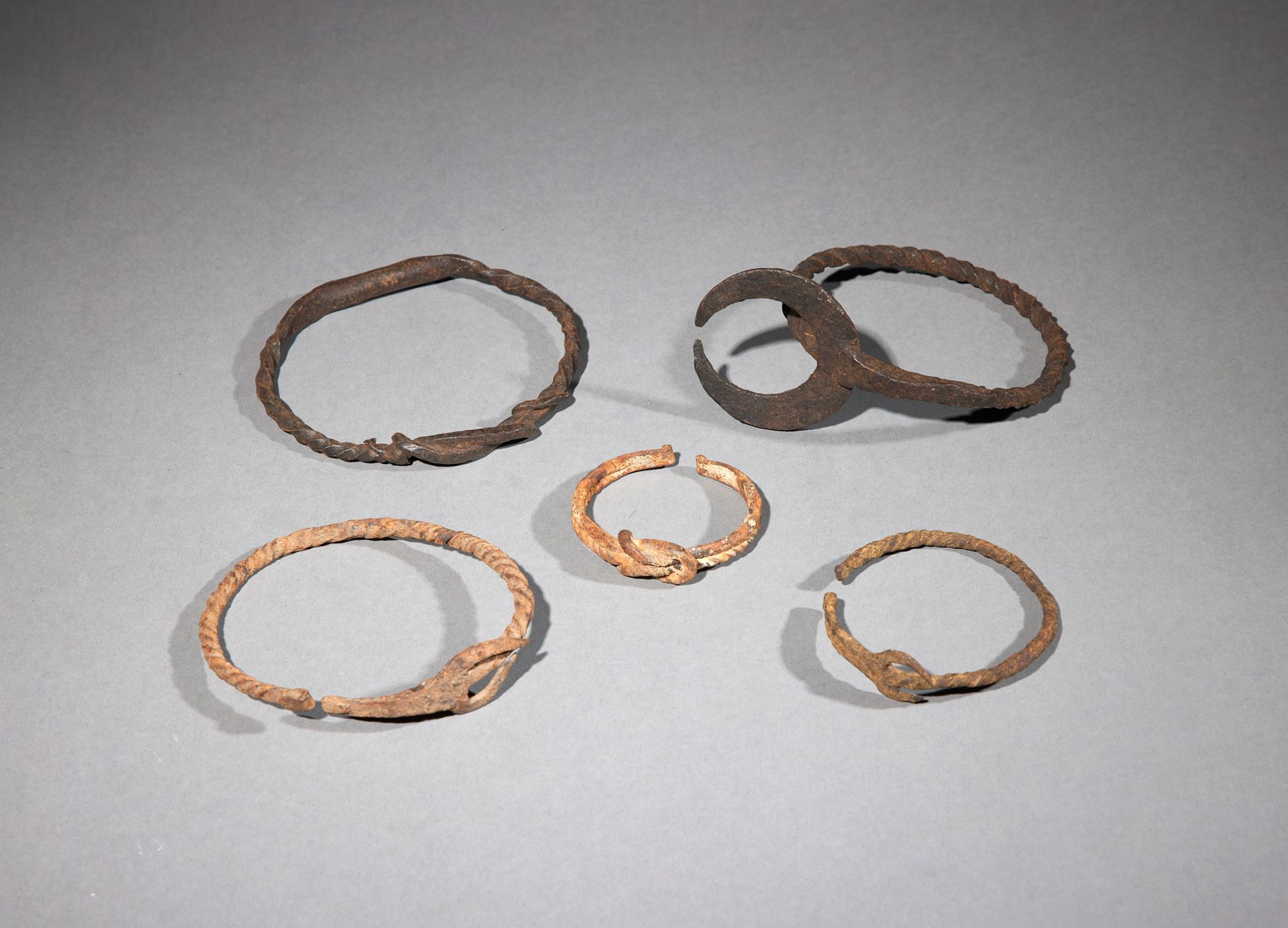 Null Cinq bracelets en fer

Afrique de l’Ouest

Bronze

D. 8 à 11,5 cm



Ensemb&hellip;