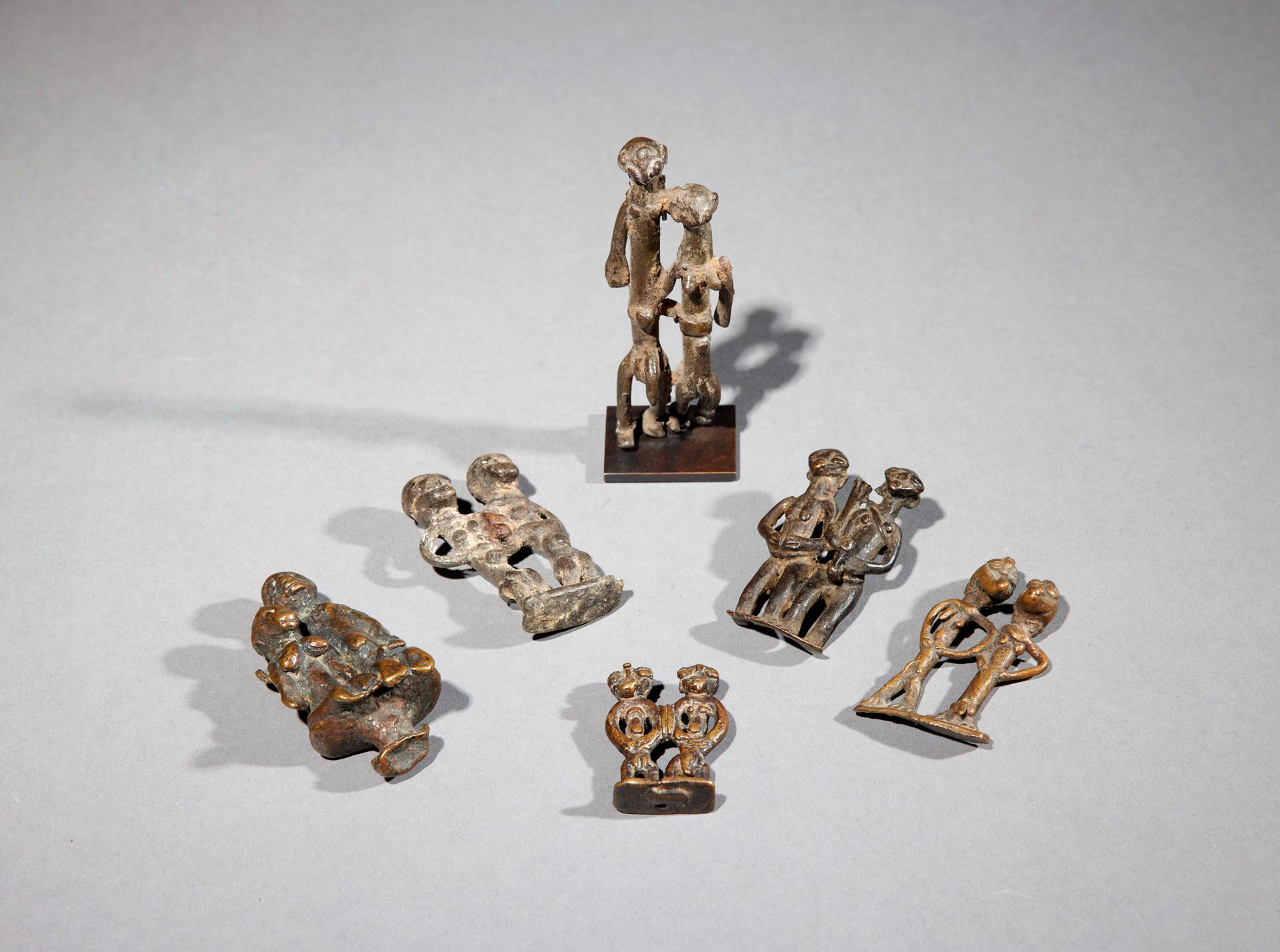Null 六个护身符

象牙海岸/布基那法索

铜质

H.4.2至9.5厘米



一套六件拟人化的青铜护身符，代表夫妇，其中一些是塞努福。