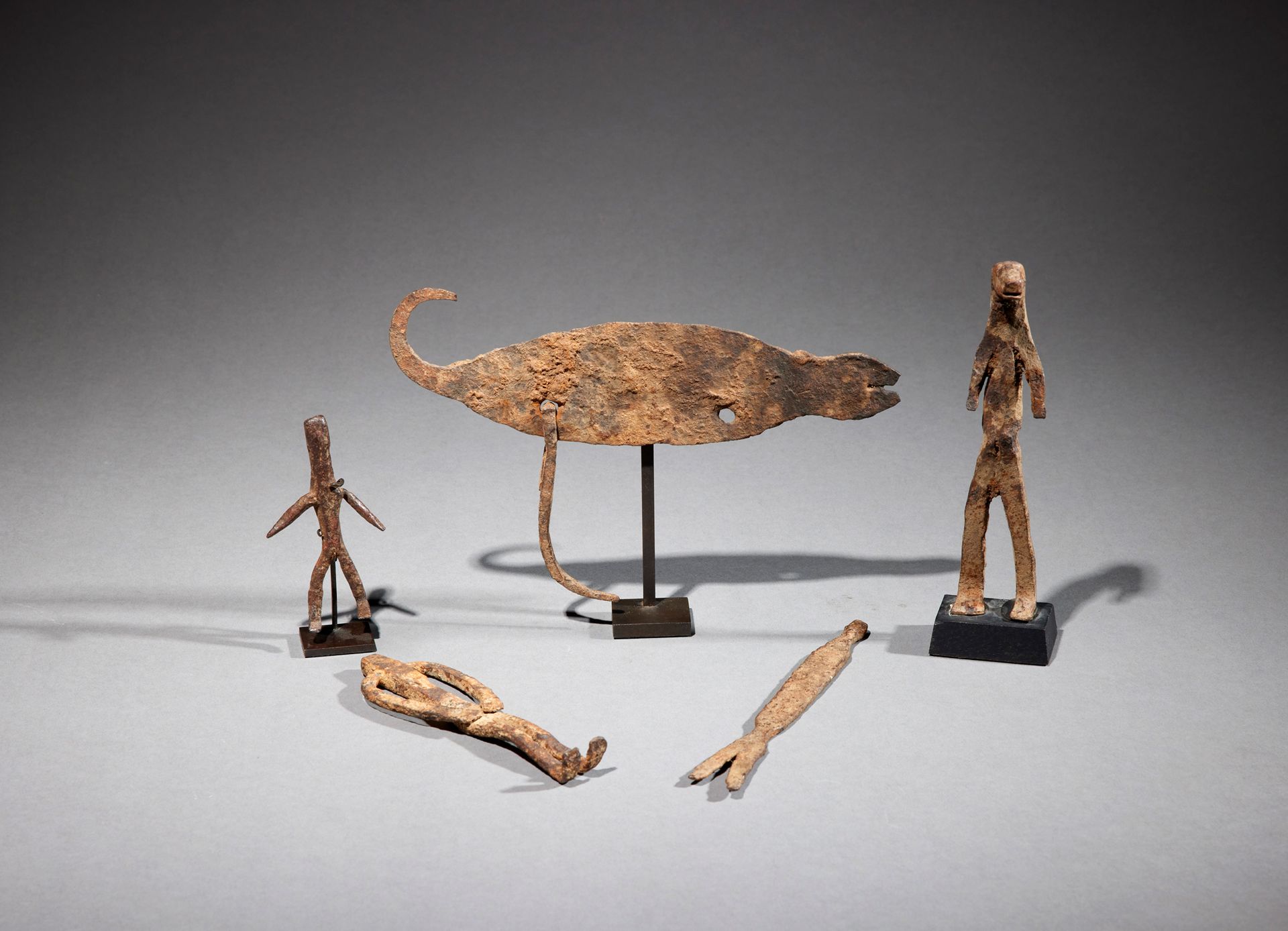 Null Fünf Lobi-Artefakte

Burkina Faso

Eisen

H. 8,8 bis 20,2 cm



Set aus fün&hellip;