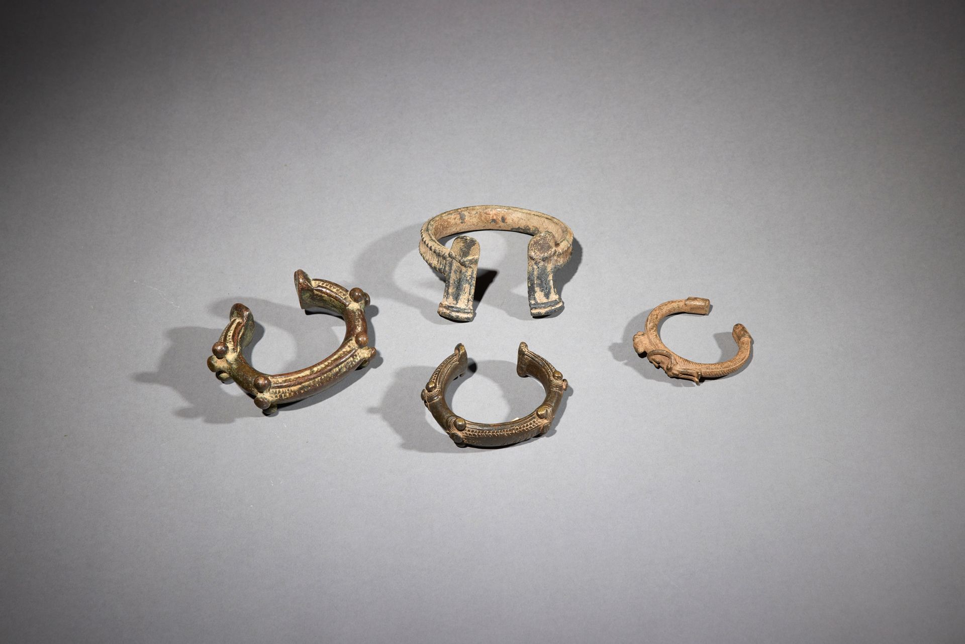 Null 四条甘氏手链

布基纳法索

铜质

D. 7.1至11厘米



一套三件青铜甘氏手镯，由浮雕装饰的厚实开口带组成。