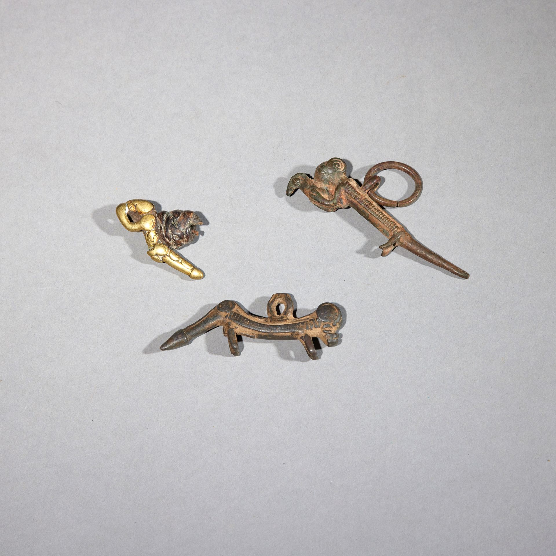 Null 三个吊坠

布基纳法索

铜质

长5.3至9.4厘米



一套三件青铜吊坠，描绘的是黑豹，其中一件前爪夹着一只猎物。