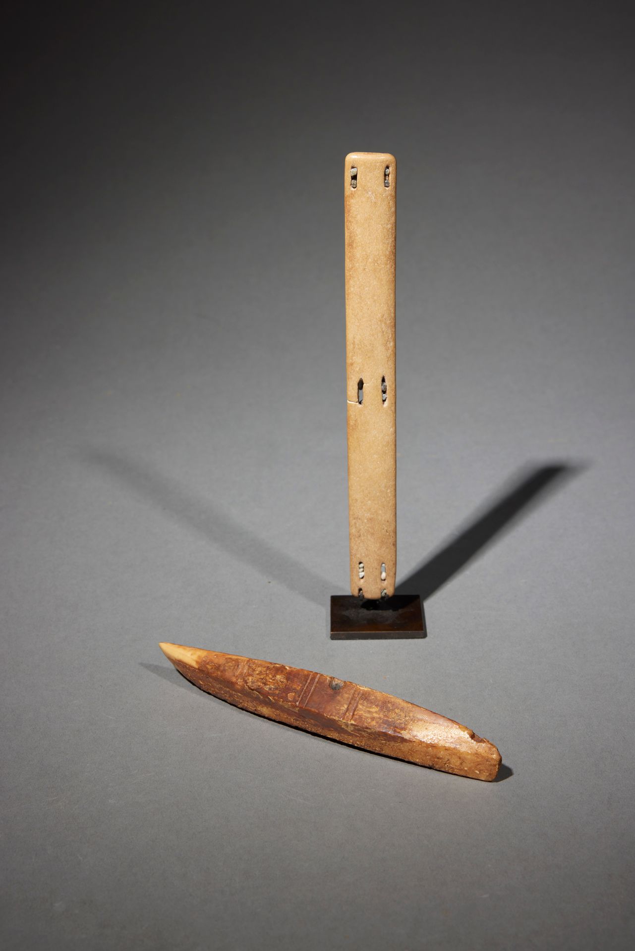 Null 两件爱斯基摩人的手工艺品

阿拉斯加

海象的牙齿和骨头

H.15和18.5厘米



一套两件物品，包括：一个用海象牙齿雕刻的独木舟形状的护身符，&hellip;