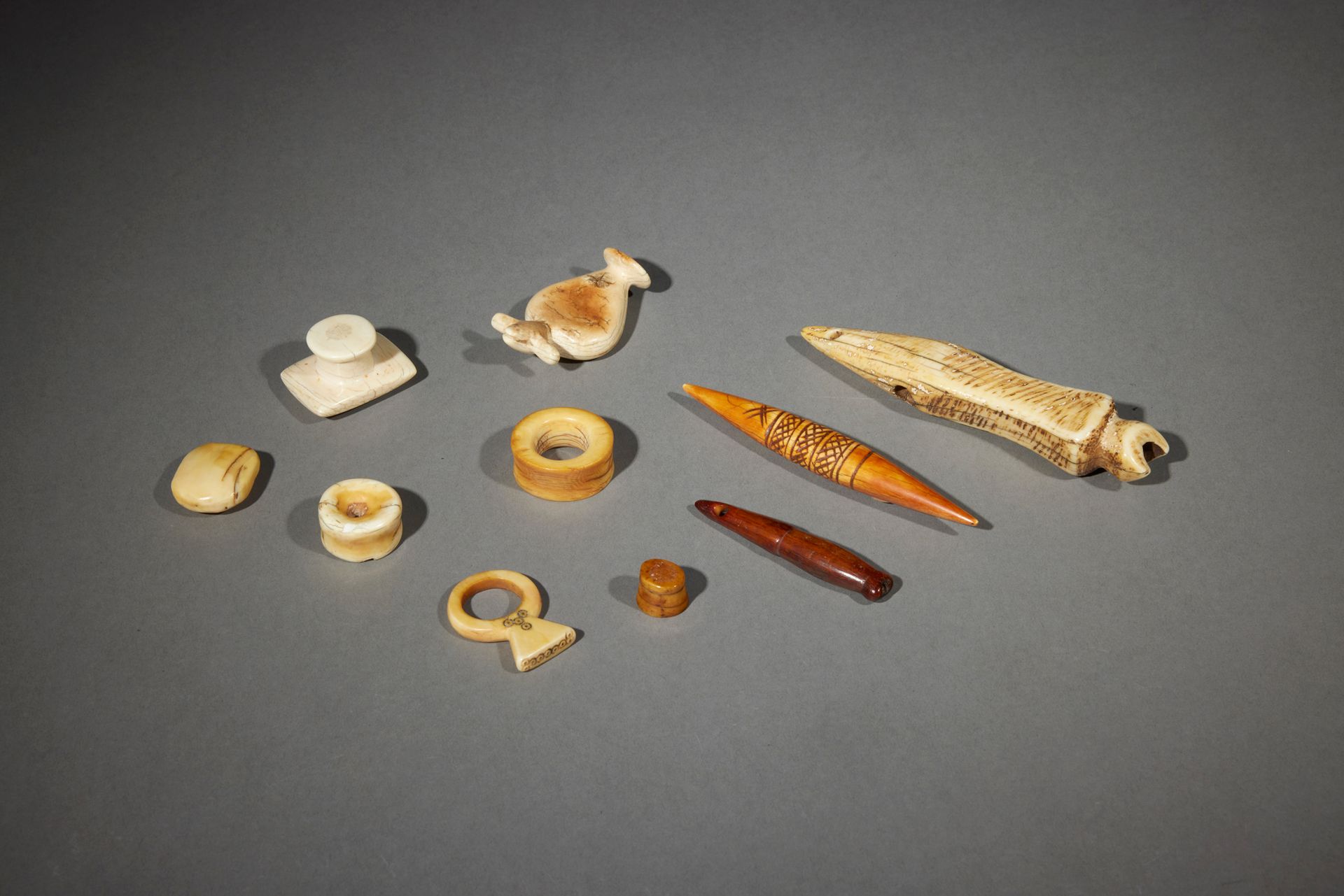 Null 十个装饰品

Dinka

苏丹

象牙色

长1.5至11厘米



一套10件象牙制品，包括6个唇印，2个吊坠，1个戒指和1个不明的锥形物。