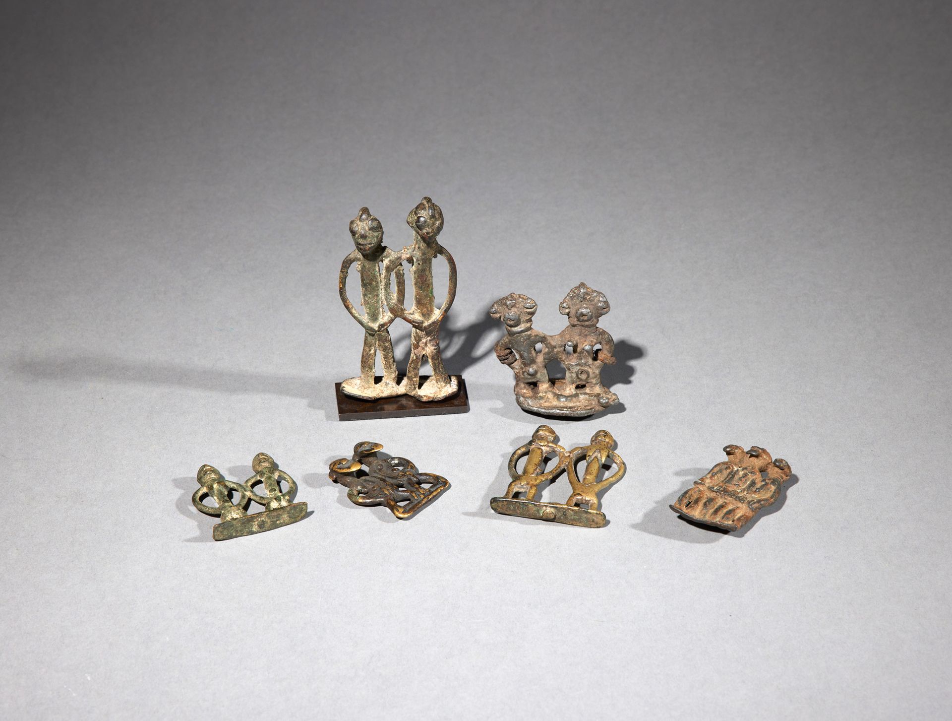 Null 六个护身符

象牙海岸/布基那法索

铜质

H.4.2至8.8厘米



一套六件青铜拟人护身符，代表不同的群体，其中一些是塞努福。