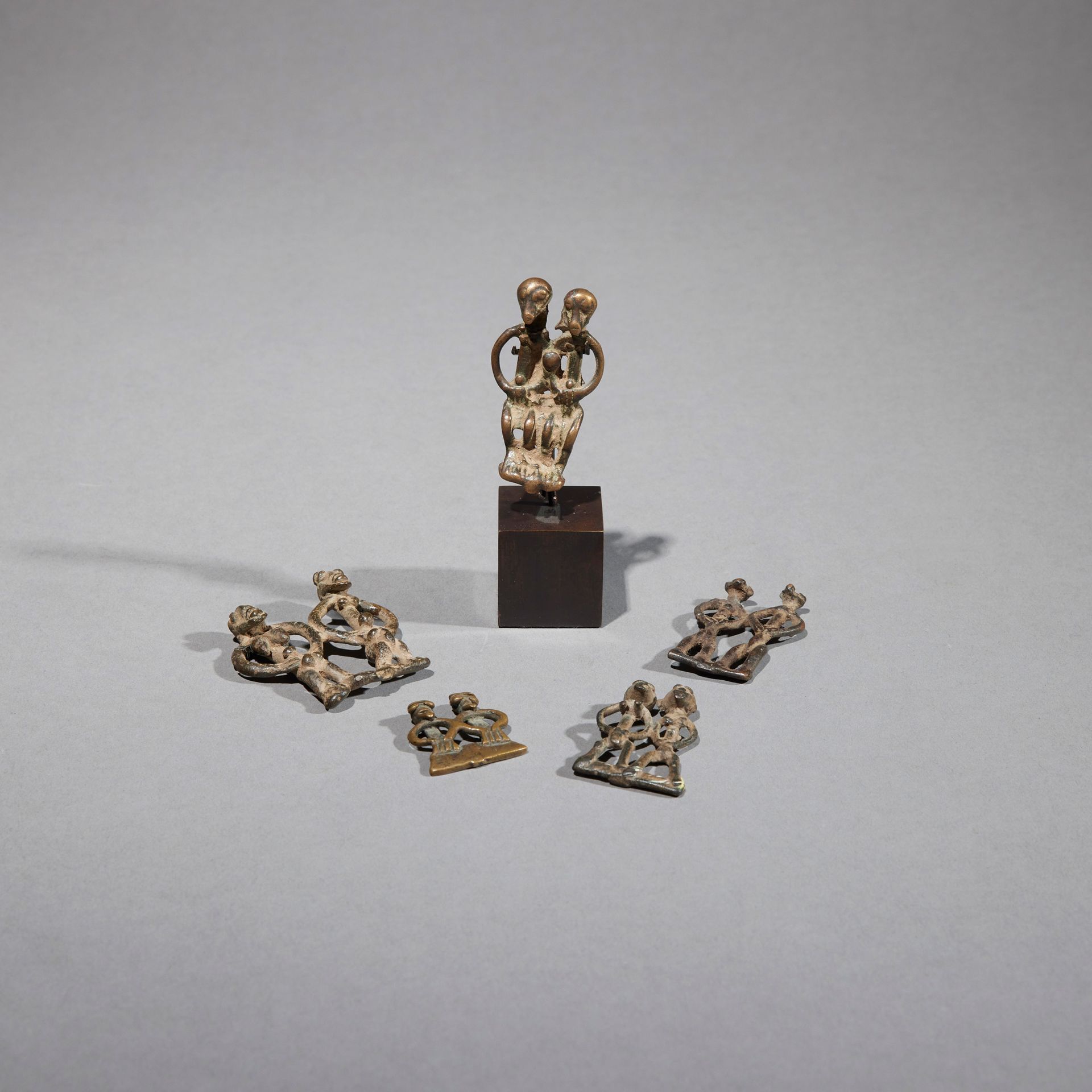 Null 五个塞努弗护身符

象牙海岸

铜质

H.2.8至4.9厘米



一套五个塞努弗铜制护身符，每个都有两个人物。