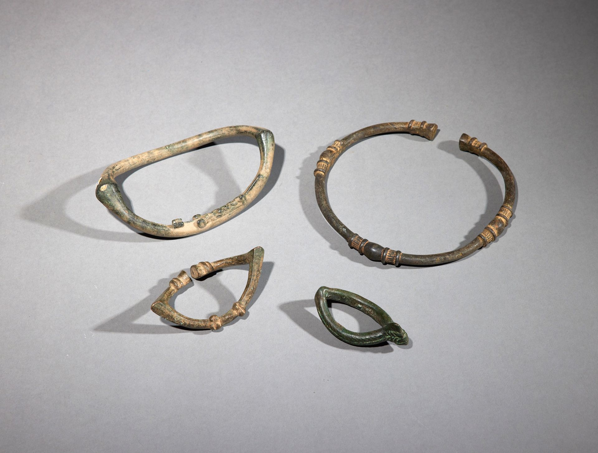 Null 四个甘氏文物

布基纳法索

铜质

长7.5至15.6厘米



一套四件甘铜装饰品，包括三个手镯和一个扭矩。