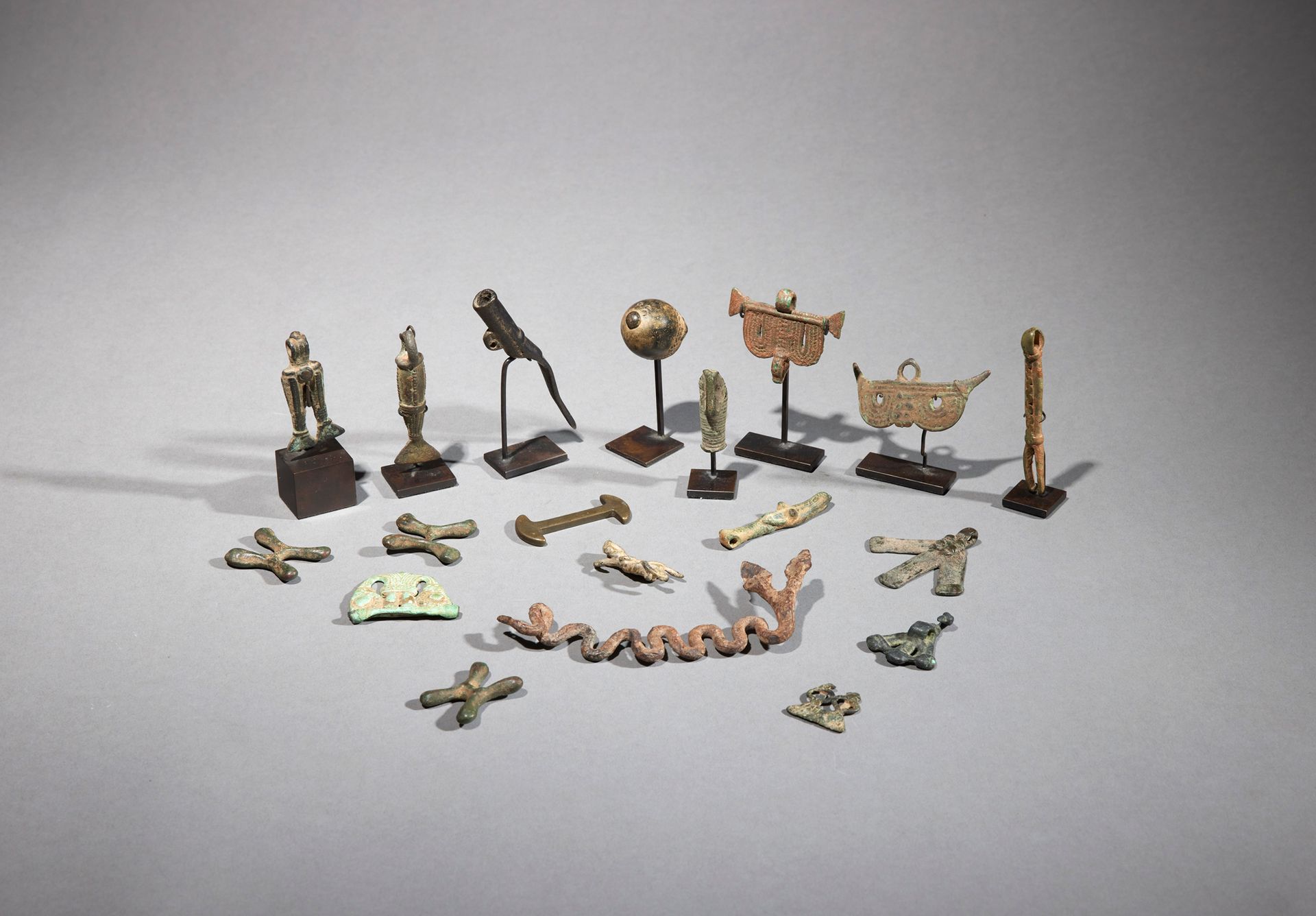 Null 十九件文物

西非

青铜，铁

高：11.1至22厘米



一套19件文物，包括安德烈-布兰登收藏的一些考古青铜器（有些已经出版）。