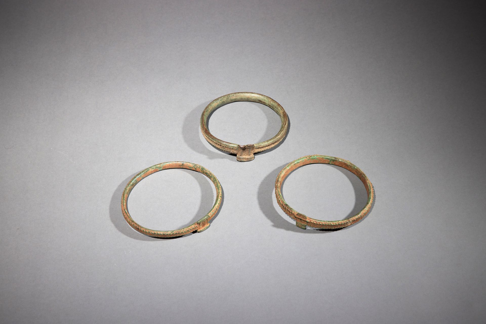 Null Tres pulseras Gan

Burkina Faso

Bronce

D. 12,2 cm cada uno



Conjunto de&hellip;