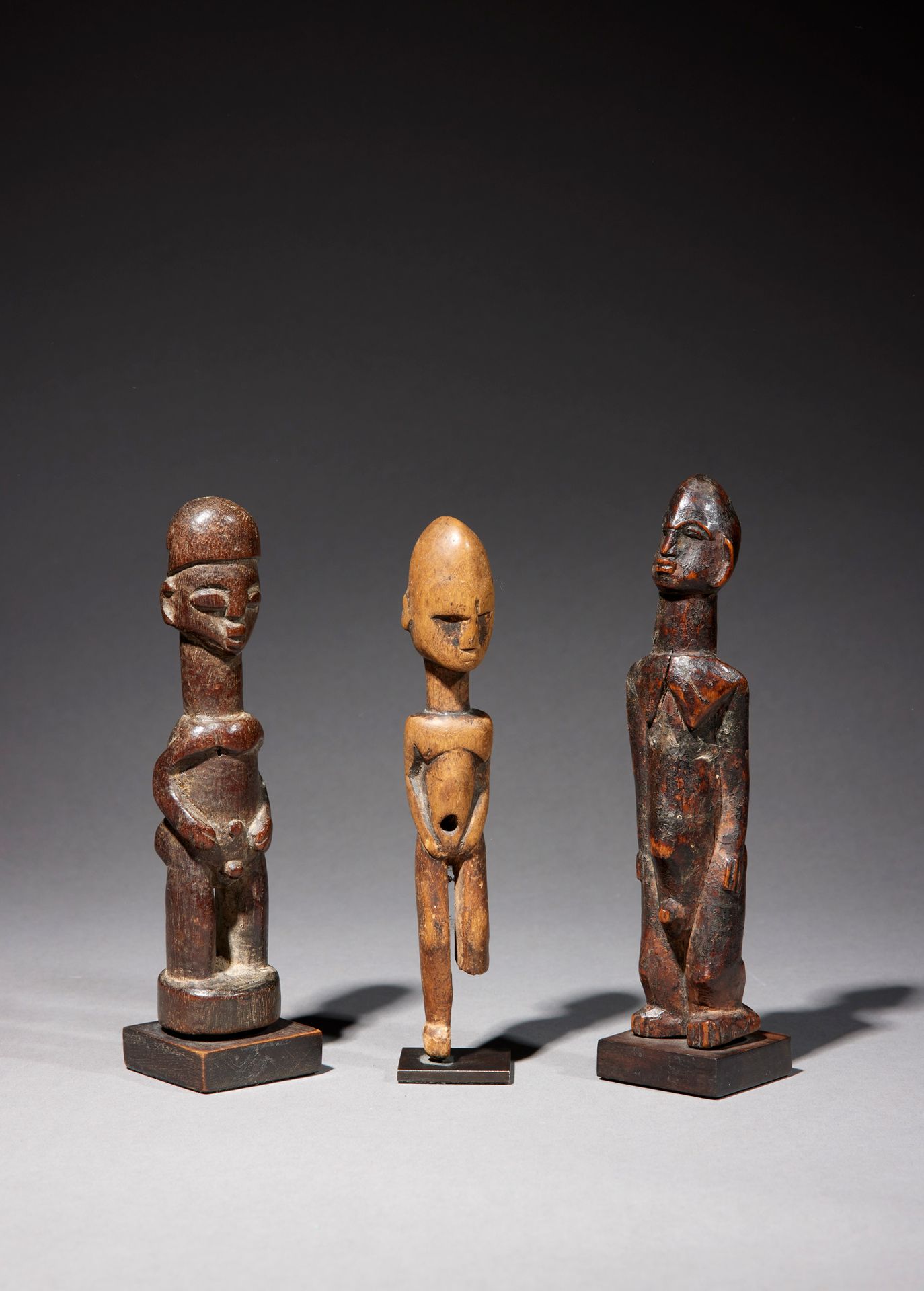 Null 三个洛比雕像

布基纳法索

木头

H.14.5至15.5厘米



一套三件雕像，代表站立的人物，根据洛比雕像的准则进行描绘。两座雕像有一个闪亮的&hellip;