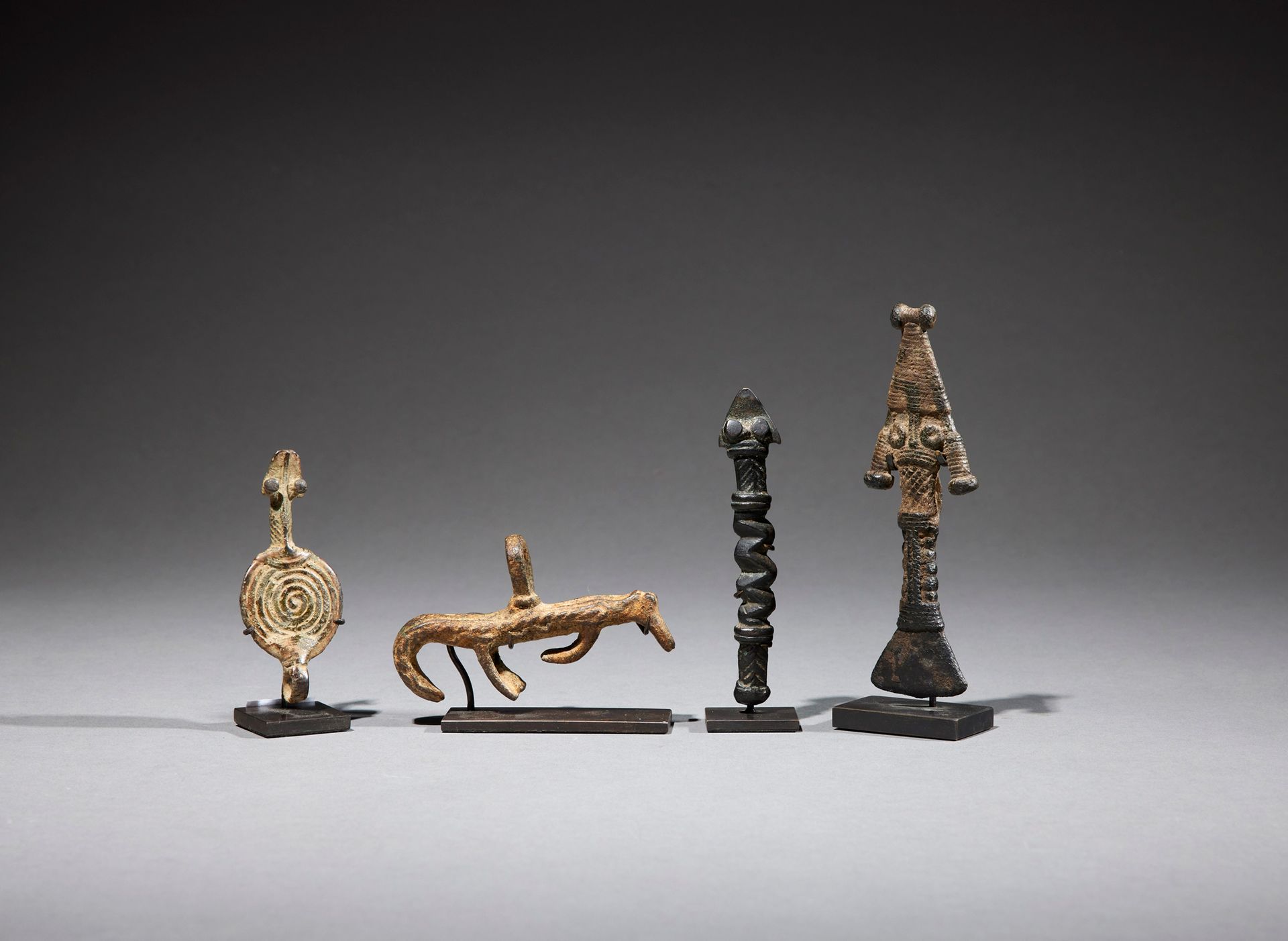 Null 四个甘氏文物

布基纳法索

铜质

H.7.3至11.3厘米



一套四件青铜甘氏文物，展示了一条四足动物和三条蛇，其中一条蛇是盘绕的。