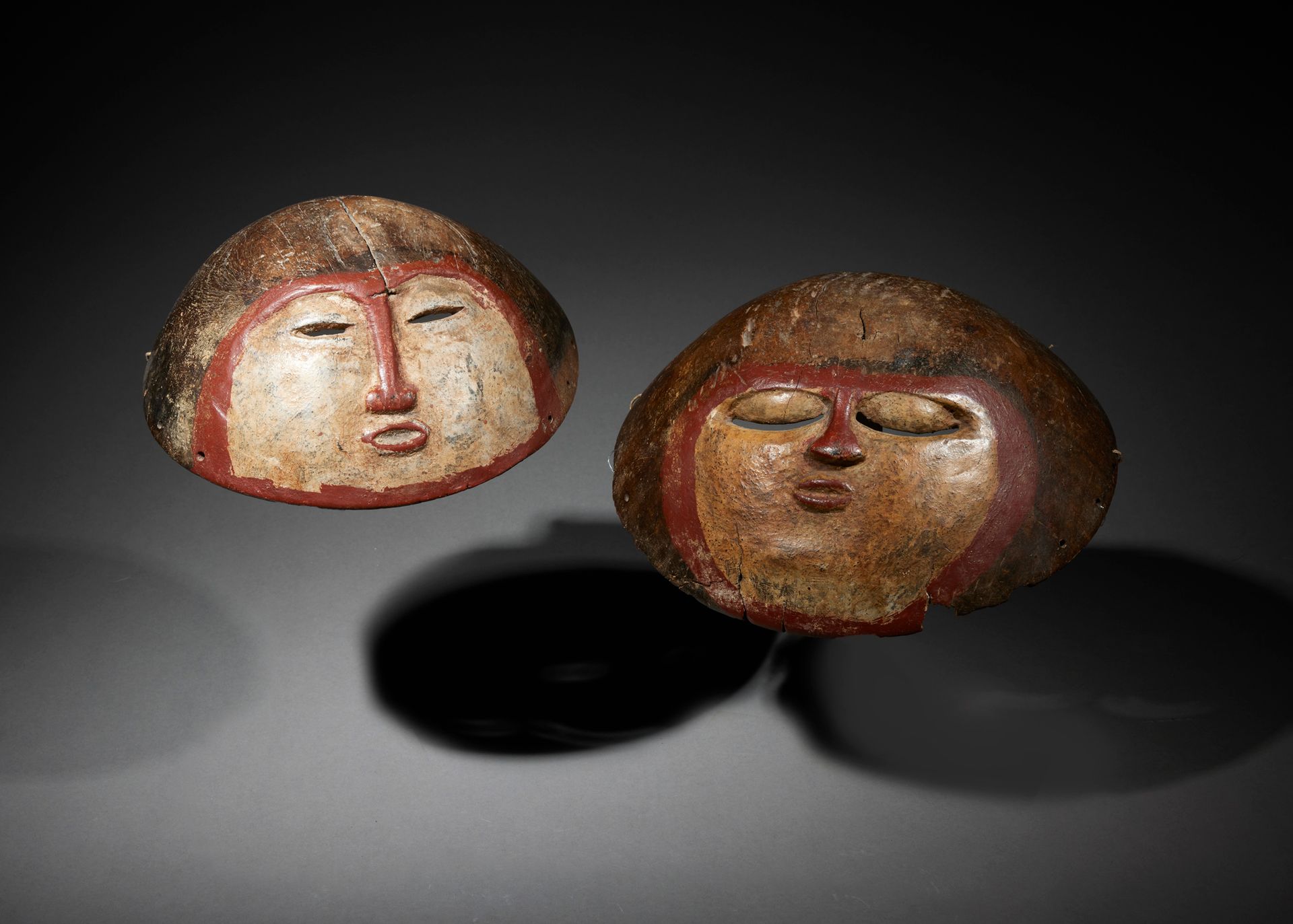 Null 两个面具

喀麦隆

木材和颜料

H.27.5 x 27 cm



一对圆形面具，弯曲的，代表一张脸。眼睛是半闭着的，有刺。脸部的轮廓、鼻子和嘴都&hellip;