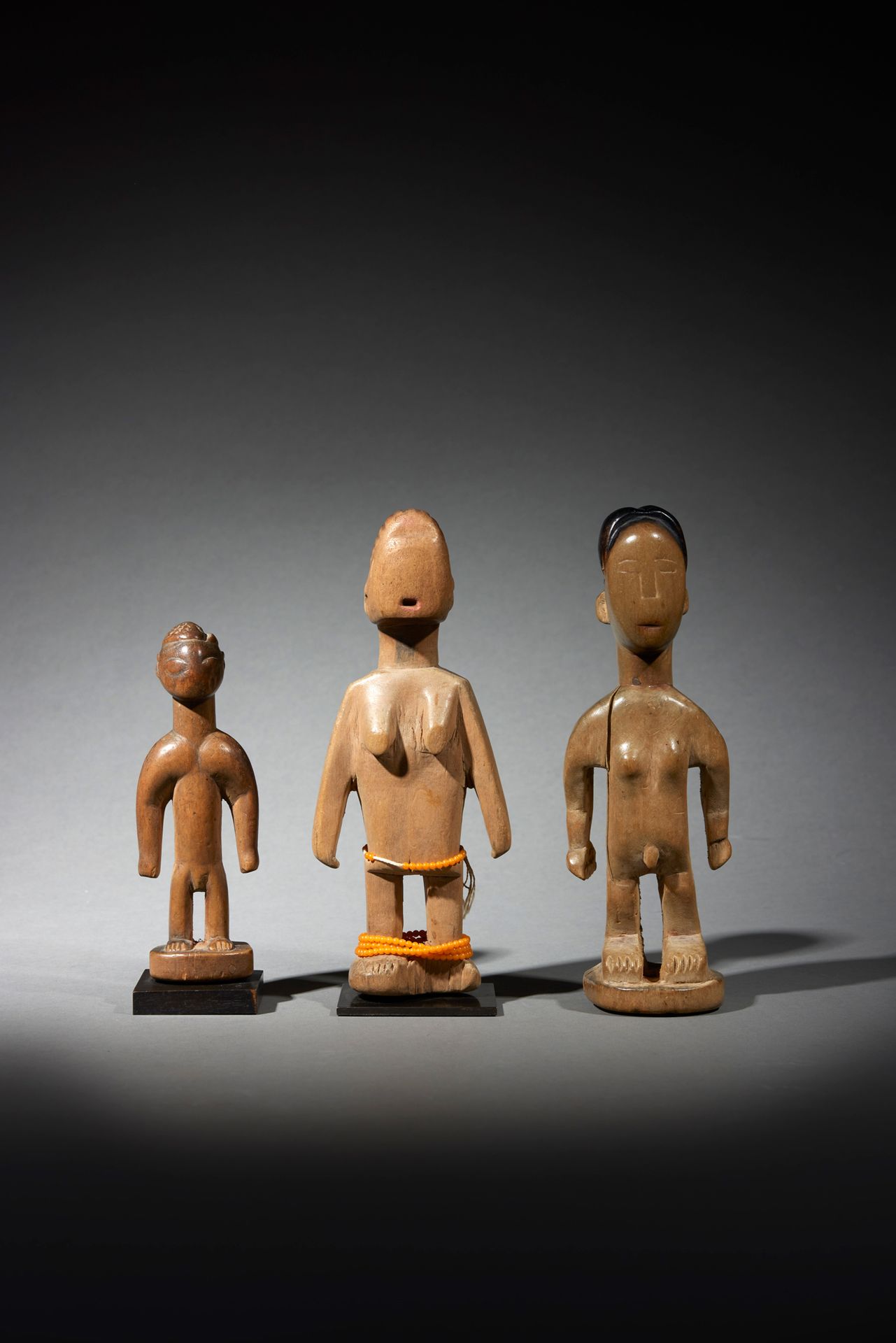 Null Drei Ewe-Statuetten

Togo

Holz

H. 14,5 bis 20 cm



Gruppe von drei Statu&hellip;