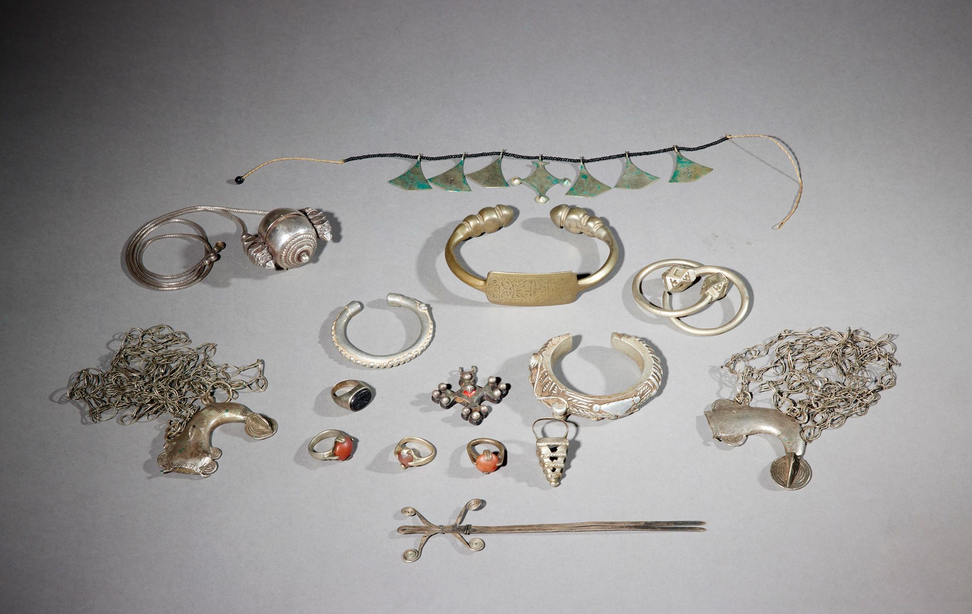 Null 16个银质装饰品

北部和西部非洲

D：2.5至18.5厘米



一套16件银质饰品（手镯、项链、吊坠、戒指、别针），其中一些镶有宝石。有两条带鲶&hellip;