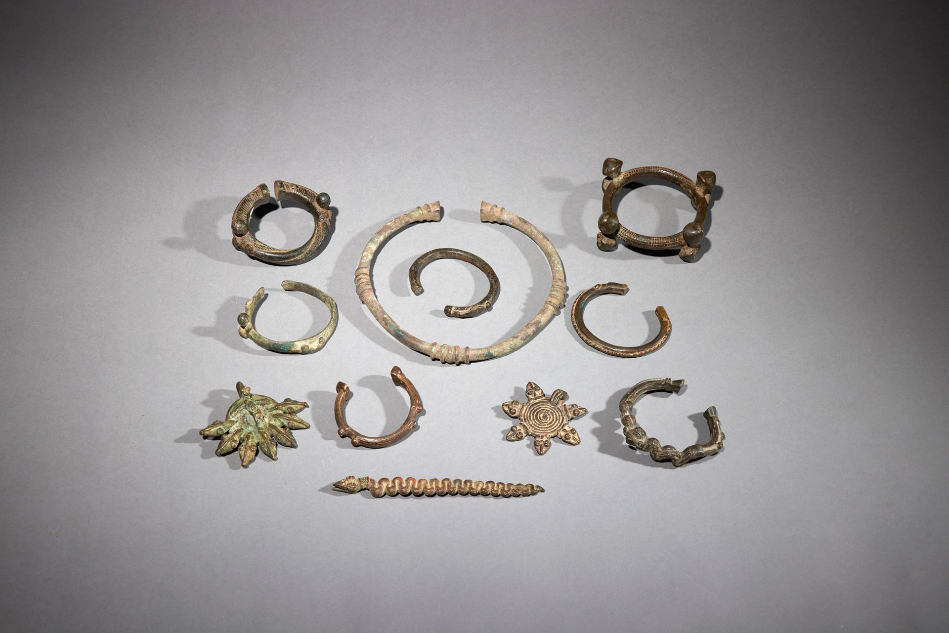 Null 11件甘氏文物

布基纳法索

铜质

H.5.8至16.3厘米



一套11件青铜甘氏文物，包括8个手镯和3条蛇，其中两条蛇盘着多个头。