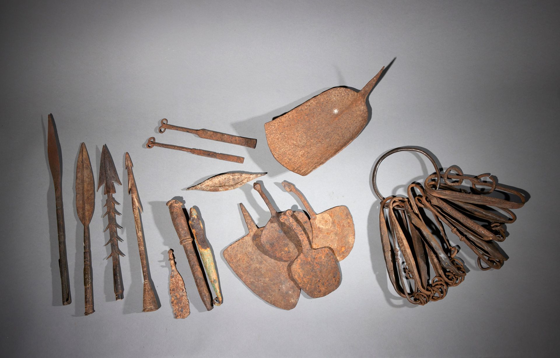 Null 六件人工制品

西非

铁

D. 变量



一套六件铁制工艺品，包括两枚硬币（尼日利亚）、四个矛头和四个Kirdi硬币（喀麦隆）。