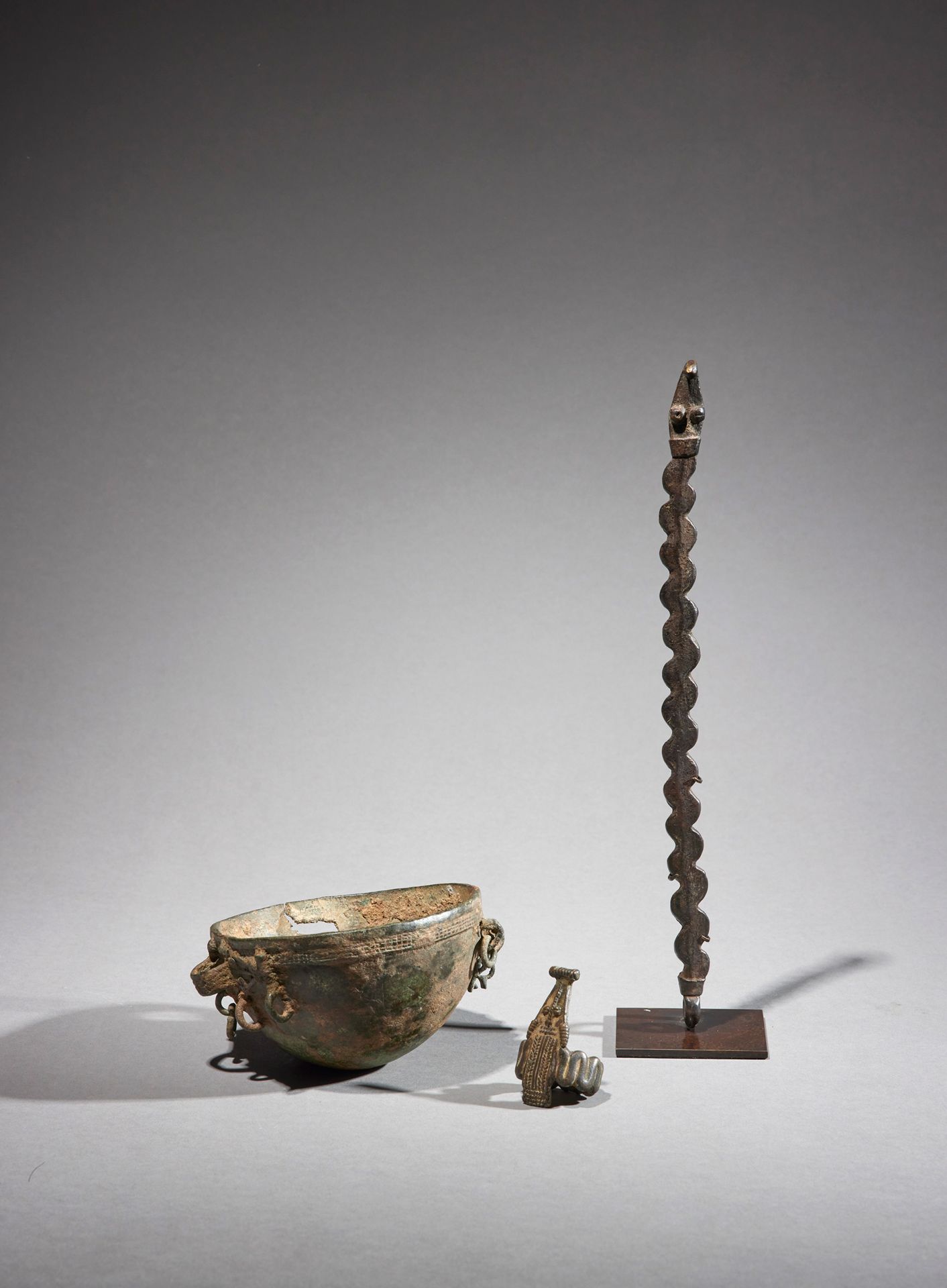 Null 三个甘氏文物

布基纳法索

铜质

长5.3至26.5厘米



一套三件甘州文物，包括一个饰有圆环的碗，一条波浪形的蛇和一个蛇环。